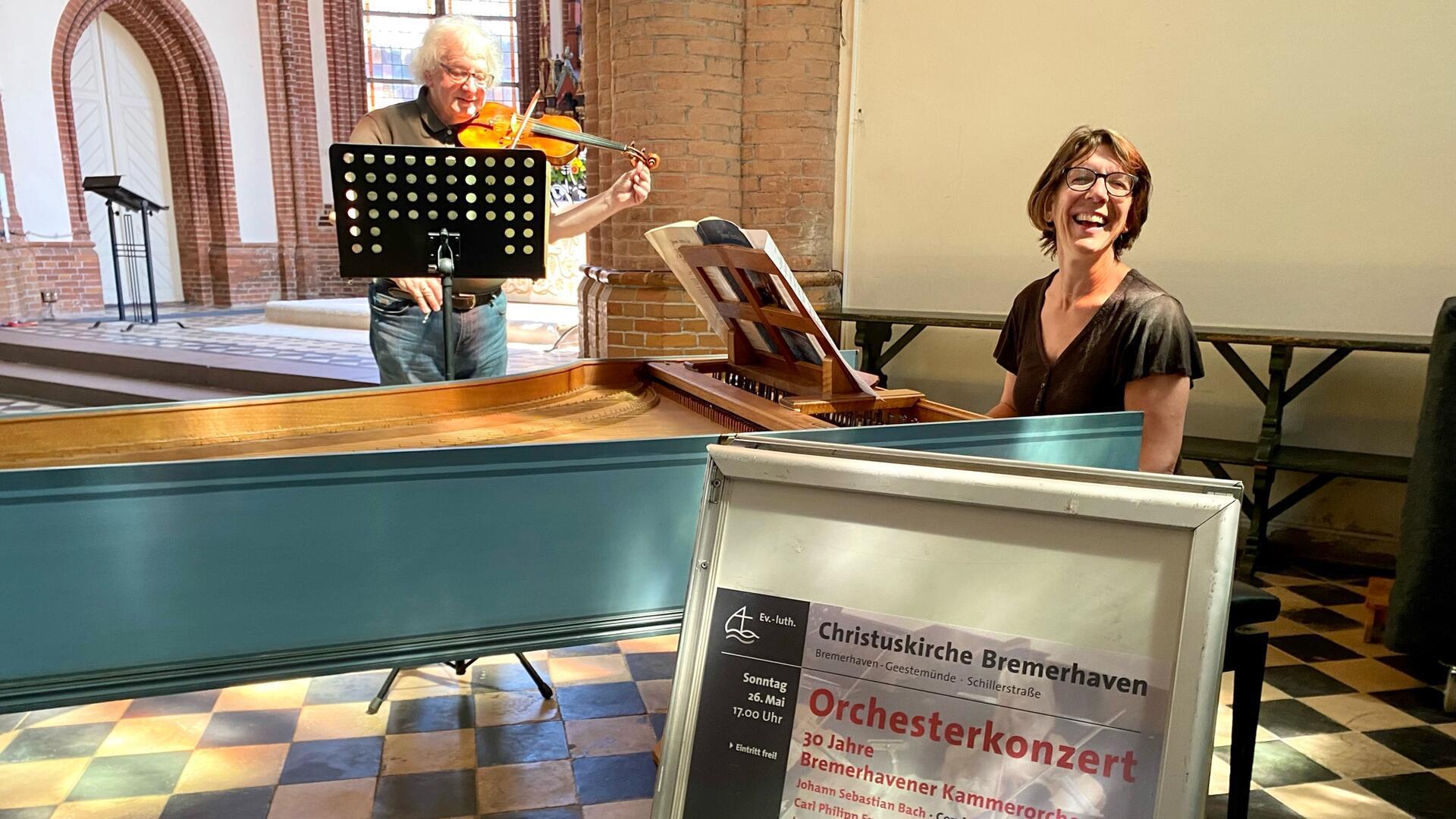 Probe fürs Jubiläums-Kammerkonzert am 29. Mai: Seit 30 Jahren ist das Kammerorchester Bremerhaven in der Stadt fest an der Christuskirche etabliert. Kreiskantorin Eva Schad leitet das Orchester aus Profis und Amateuren seit immerhin 29 Jahren - und immer sitzt der einstige Konzertmeister des Stadttheater-Orchesters, Vassilij Rusnak, am ersten Pult und übernimmt die Soloparts.