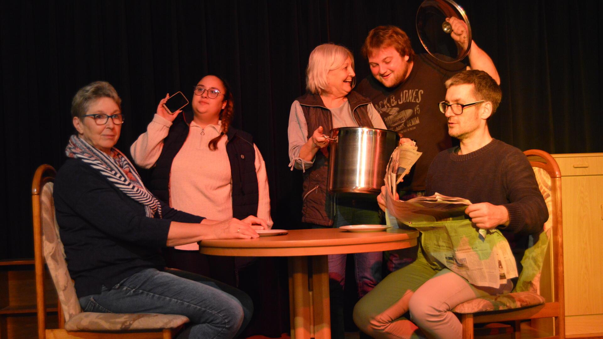 Proben für das neue Stück der Plattenspeelers „Männersnööv“: Sigrid Liedtke, Janet Lopez, Christel Krause, Jannes Wrede, Andreas Lingemann.