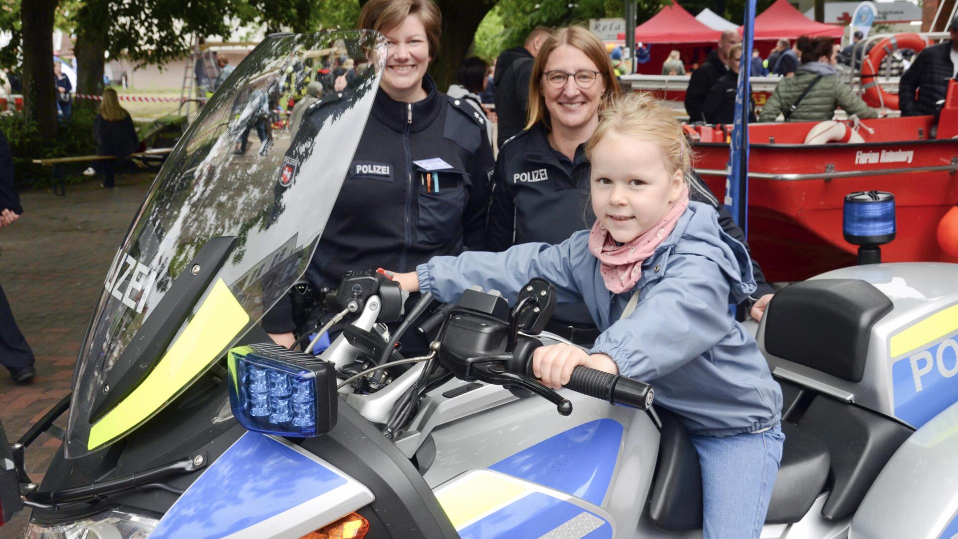 Probesitzen auf einem echten Polizeimotorrad: Am Stand der Polizeiinspektion Rotenburg machten vor allem jüngere Besucherinnen und Besucher der Blaulichtmeile davon Gebrauch.