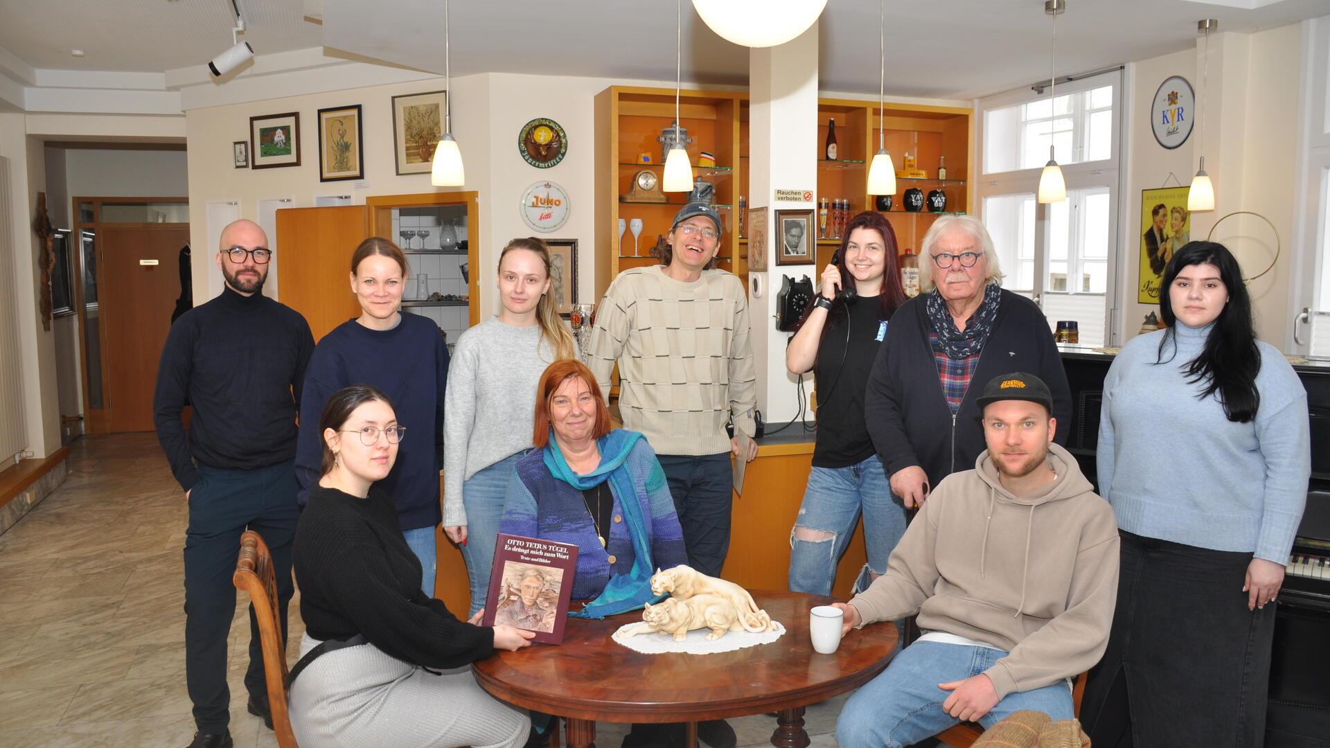 Prof. Dr. Lauritz Lipp (stehend Mitte) mit seinen Studentinnen und Studenten der Hamburger University of Europe for Applied Sciences. Über die Kooperation, die im Sinne einer Win-win-Situation für Museum und Uni schon erste Früchte getragen hat, freuen sich Hein Meyer (stehend Zweiter von rechts) und Marianne Gerth-Meyer (vorn Mitte).