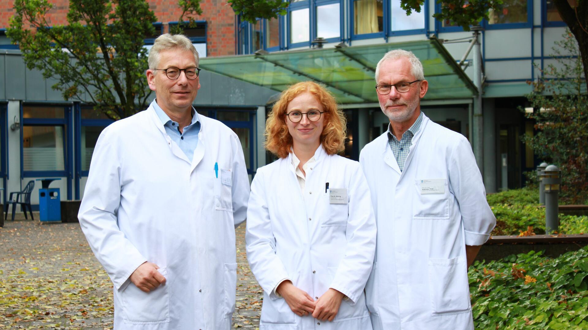 Professor Carsten Konrad (von inks) und Dr. Mirjam Bühring leiten seit Juli die Rotenburger Psychiatrie. Der erste Psychiater des Diakonieklinikums, Professor Andreas Thiel, tritt kürzer und hat seinen Chefarztposten an Bühring übergeben.