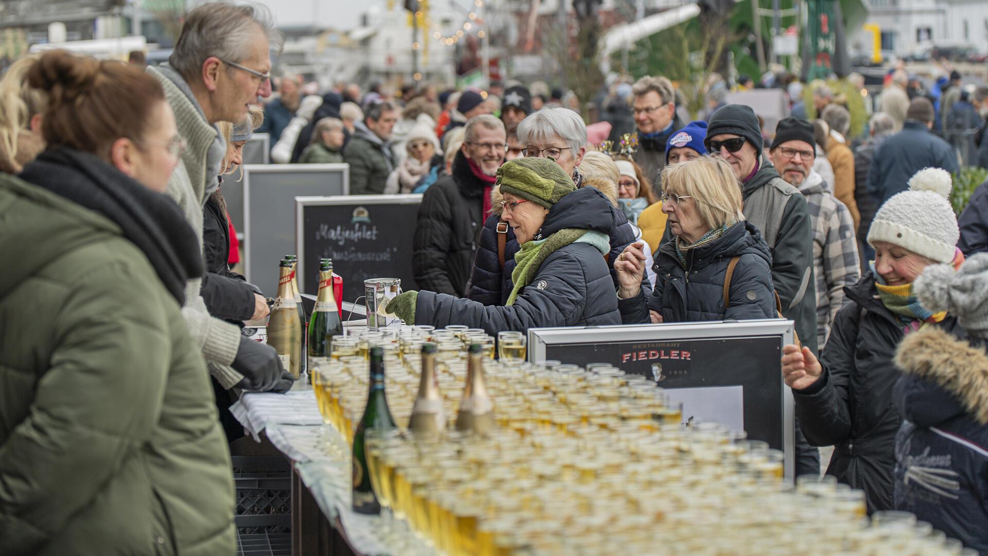 Prosit Neujahr: Hunderte Besucher stellten sich für ein Glas Sekt und einen Berliner in die Schlange. Trotz der Kälte freuten sich alle über das Treffen im Schaufenster Fischereihafen.