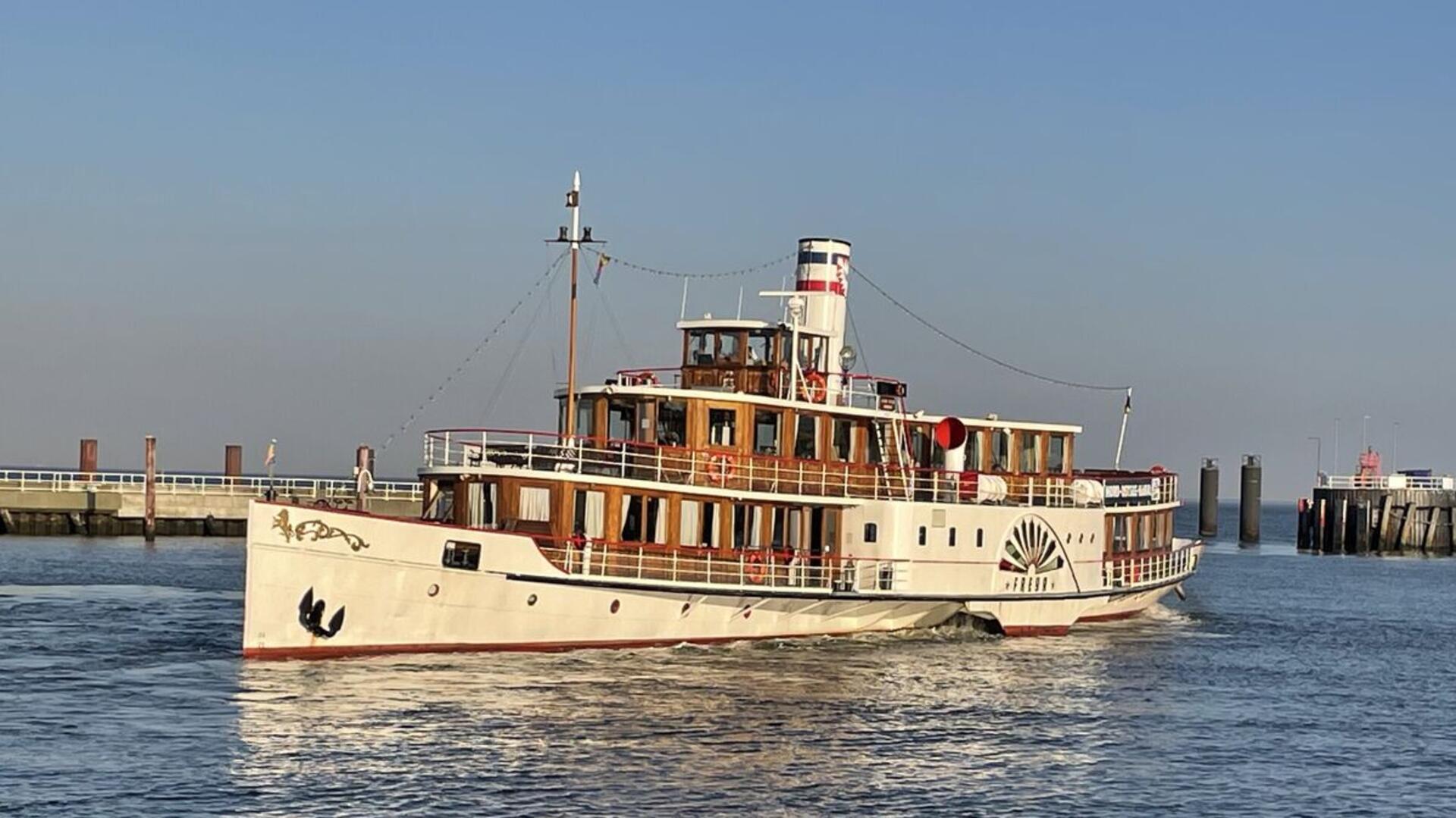 Raddampfer „Freya“ war am Wochenende in Cuxhaven zu sehen.