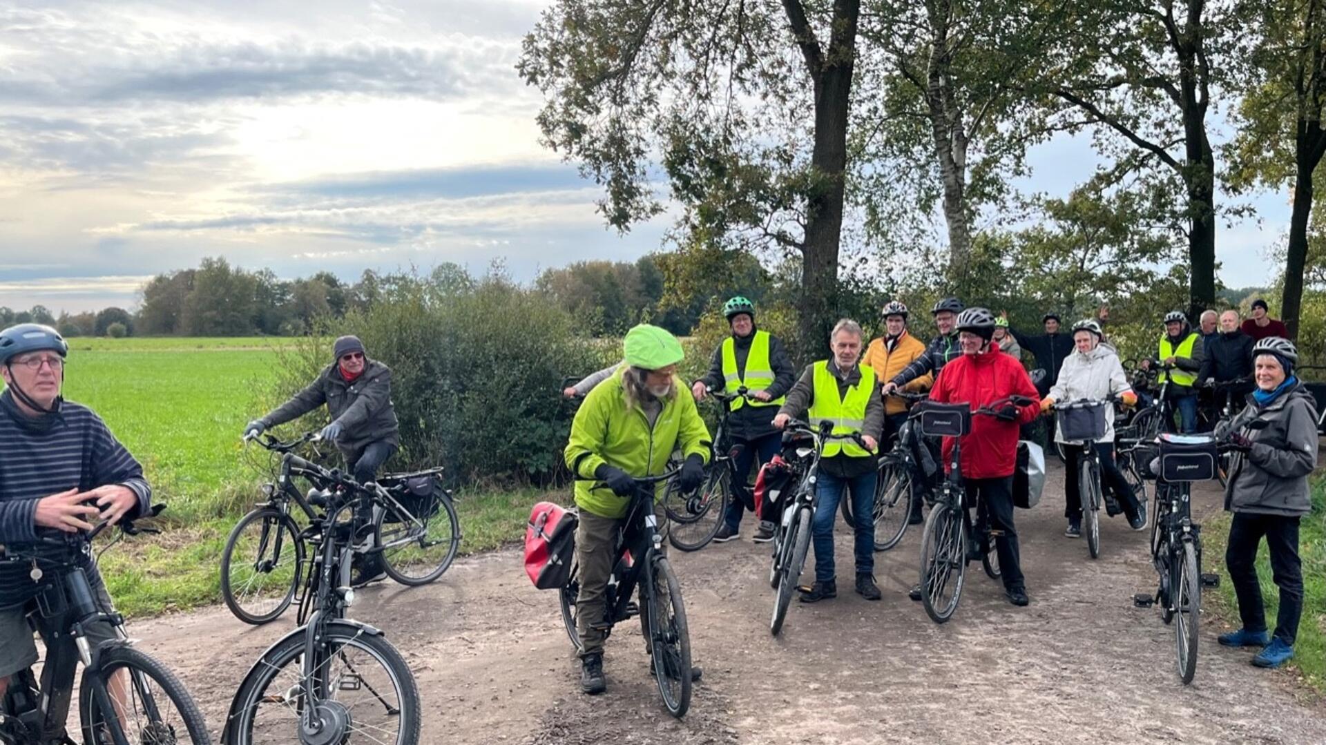 Das Foto zeigt die Teilnehmer der Fahrradtour.