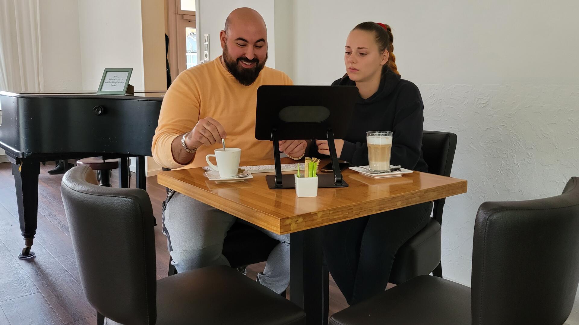 Rafael Pascoa übernimmt die Geschäftsführung im Eiscafé Dahl in Wremen. Seine Freundin Jasna Reinelt berät ihn bei allen Fragen, die kurz vor der Eröffnung am 1. November anstehen.