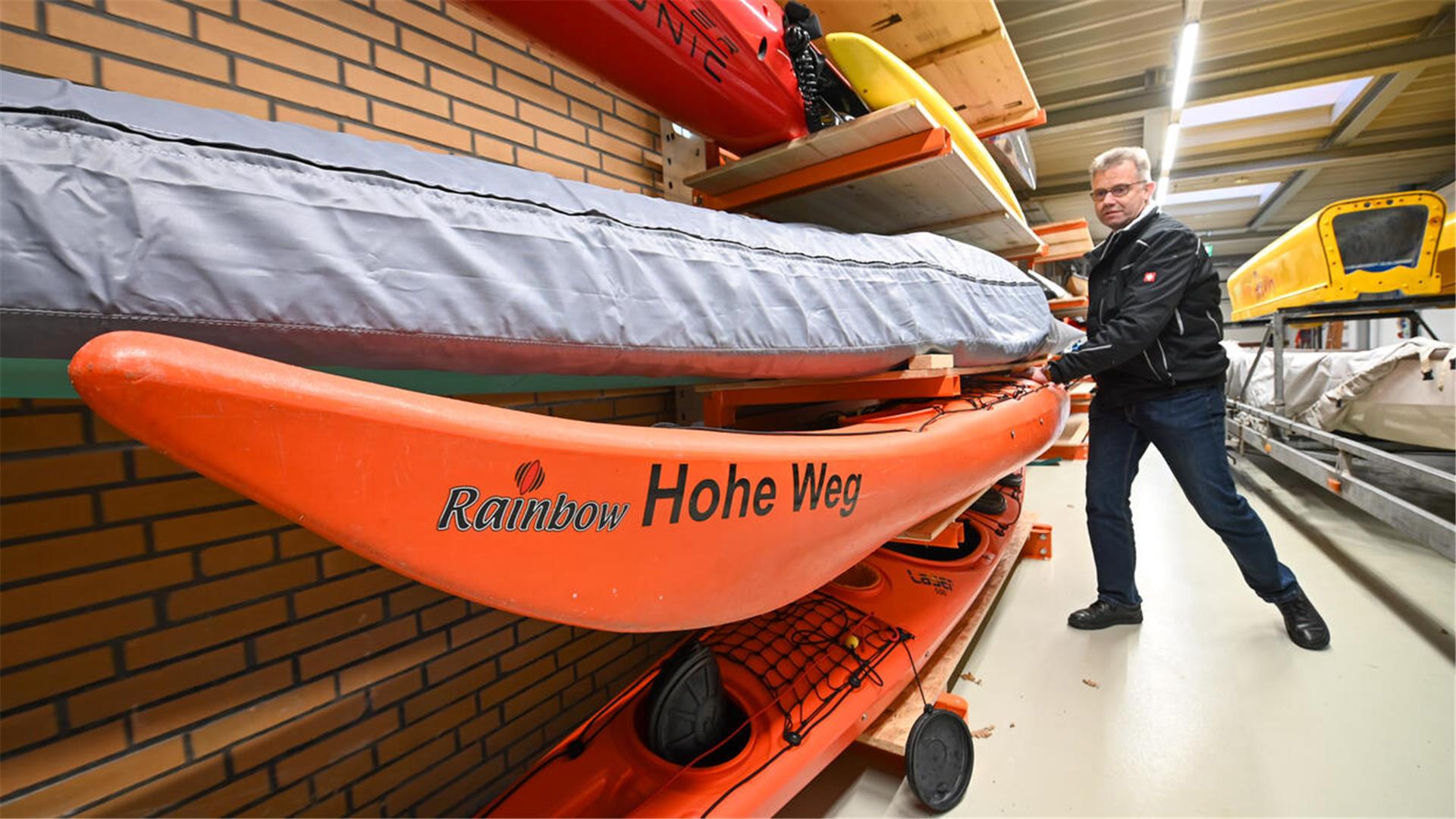 Rainer Lürßen vom Kanu-Verein Unterweser packt an.