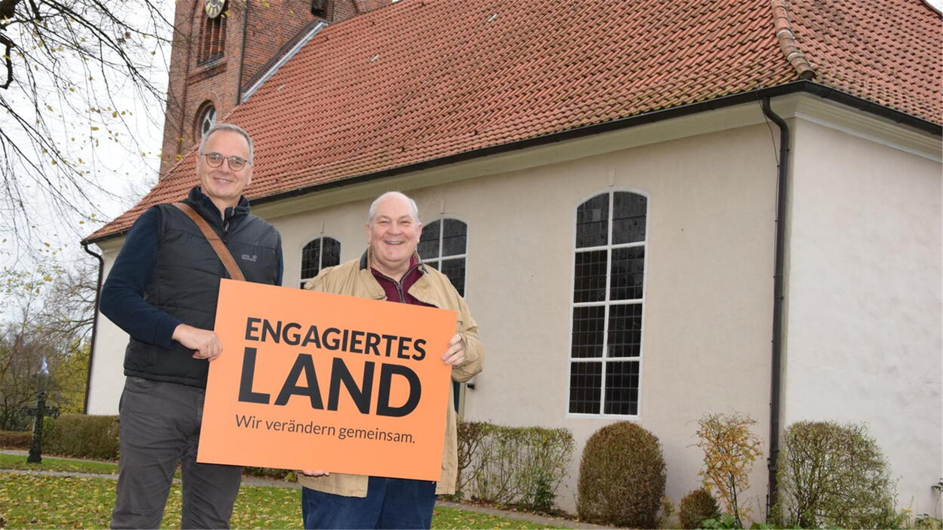 Ratsherr und Sportvereins-Vorsitzender Olaf Wendelken (links) und Pastor Andreas Beneke von der Kirchengemeinde.