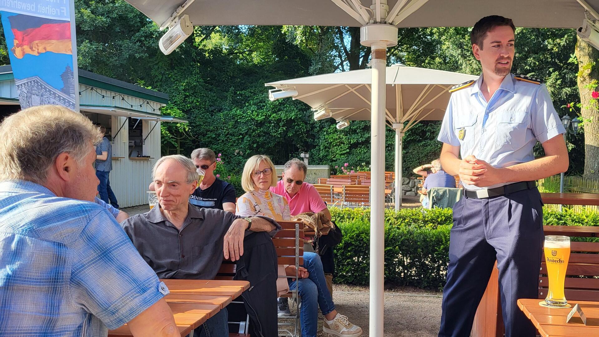 Referent Tom Henke sprach im Biergarten des „Haus am See“ über die Herausforderungen einer bündnisorientierten Sicherheitspolitik.