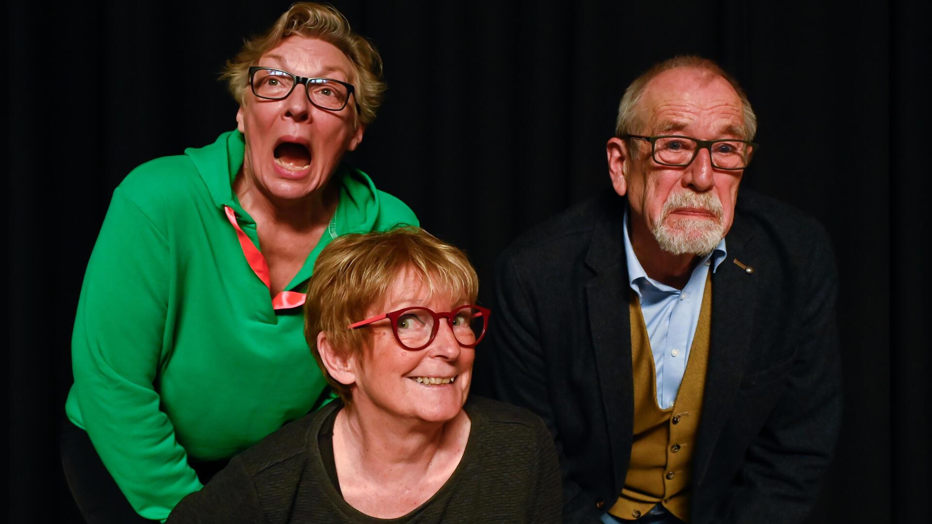 Regisseurin Gaby Reetz (vorn), Jürgen Cassier und Christina Wedemeyer-Neumann von der Theatergruppe „Rollentausch“ 