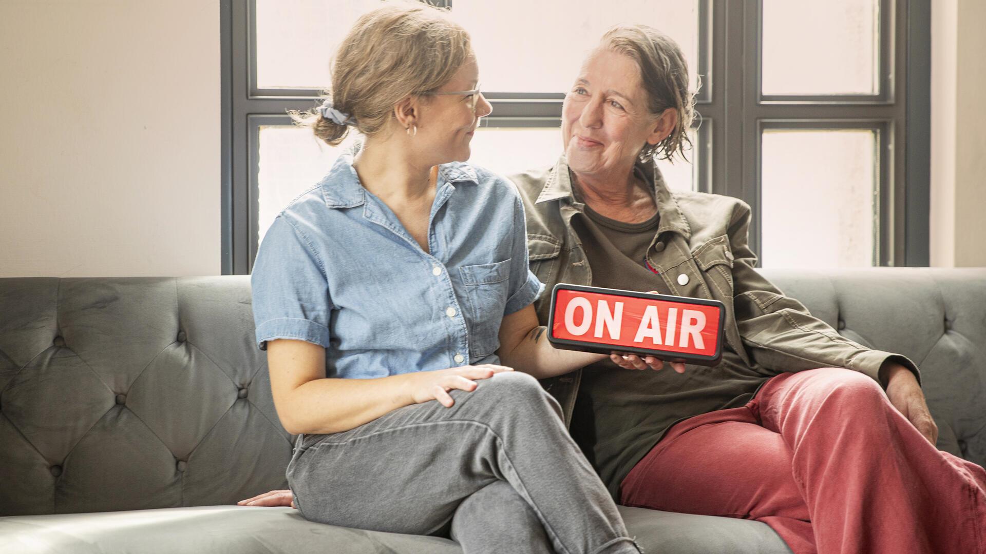 Regisseurin Judith Kuckart (rechts) und Dramaturgin Justine Wiechmann sind mit der Produktion „Die Welten zwischen den Nachrichten“ am Sonntag ‚on air‘ im Kleinen Haus des Stadttheaters.