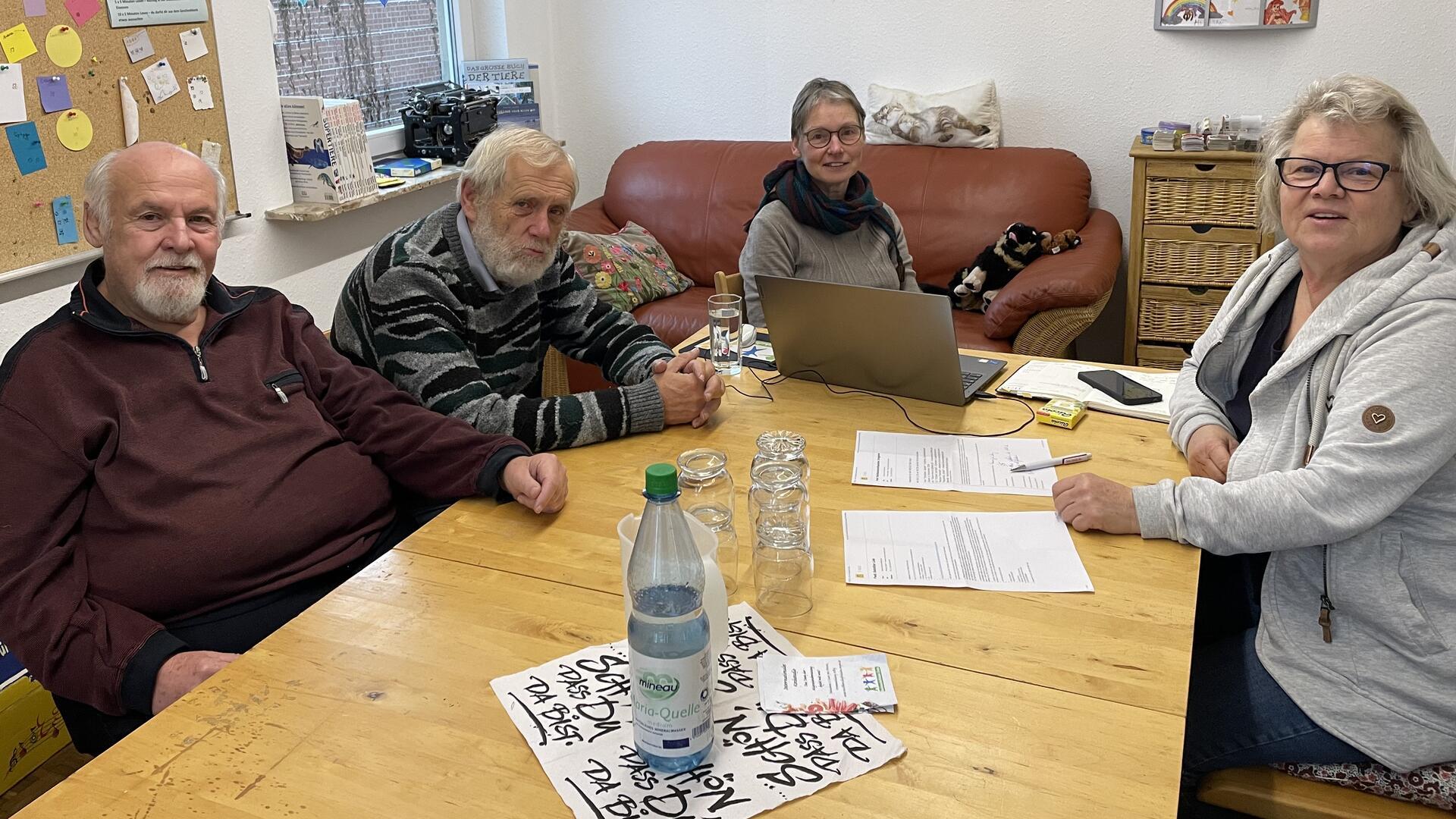 Reinhard Bussenius (von links), Rolf Hüchting und Marion Kaiser (rechts) vom Grünen-Ortsverband Bremervörde im Gespräch mit Sozialarbeiterin Sabine Schneider im Nachbarschaftsladen.