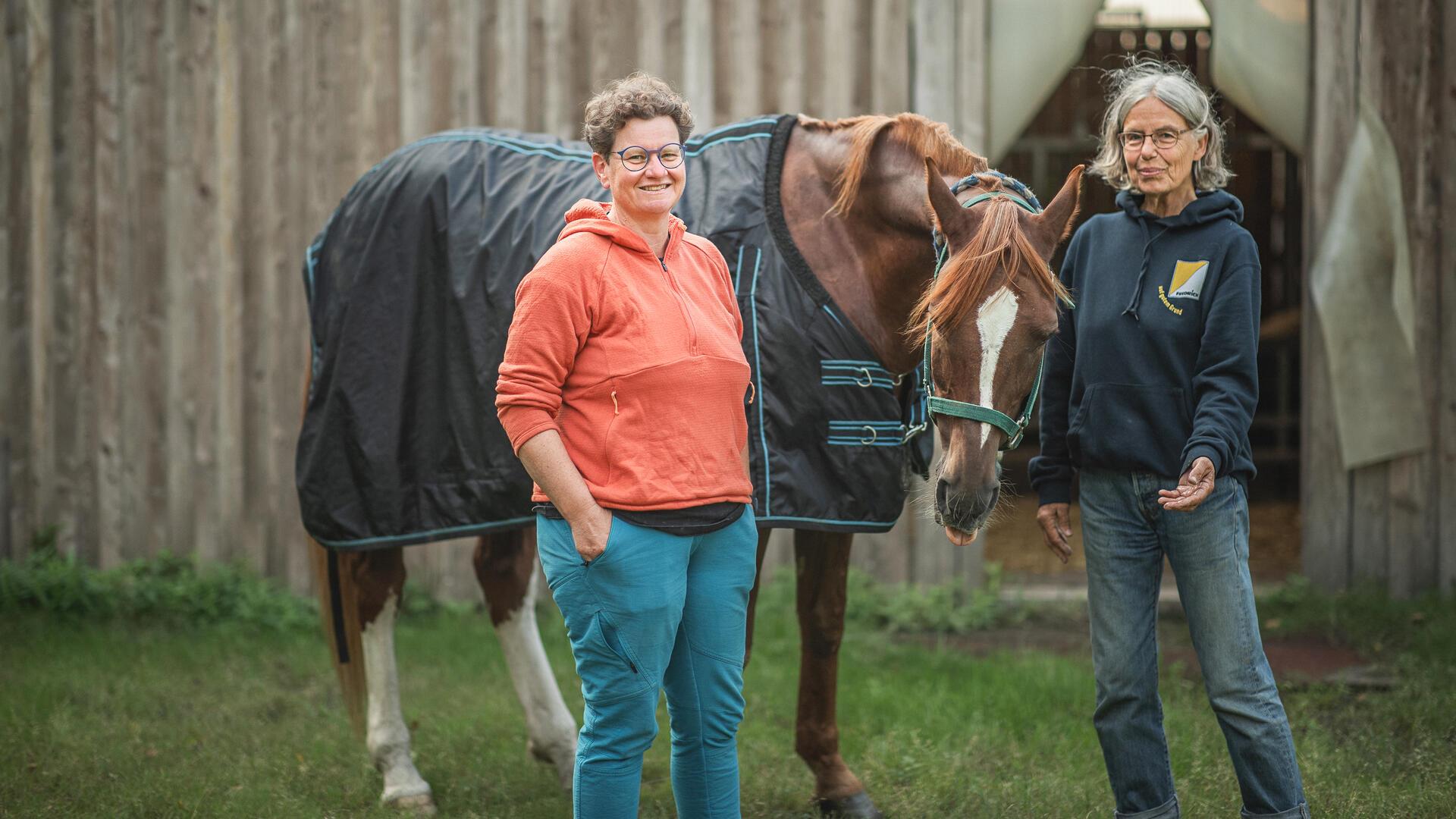 Tanja Wedemeyer und Jutta Ginsel mit Pferd Cape-Town