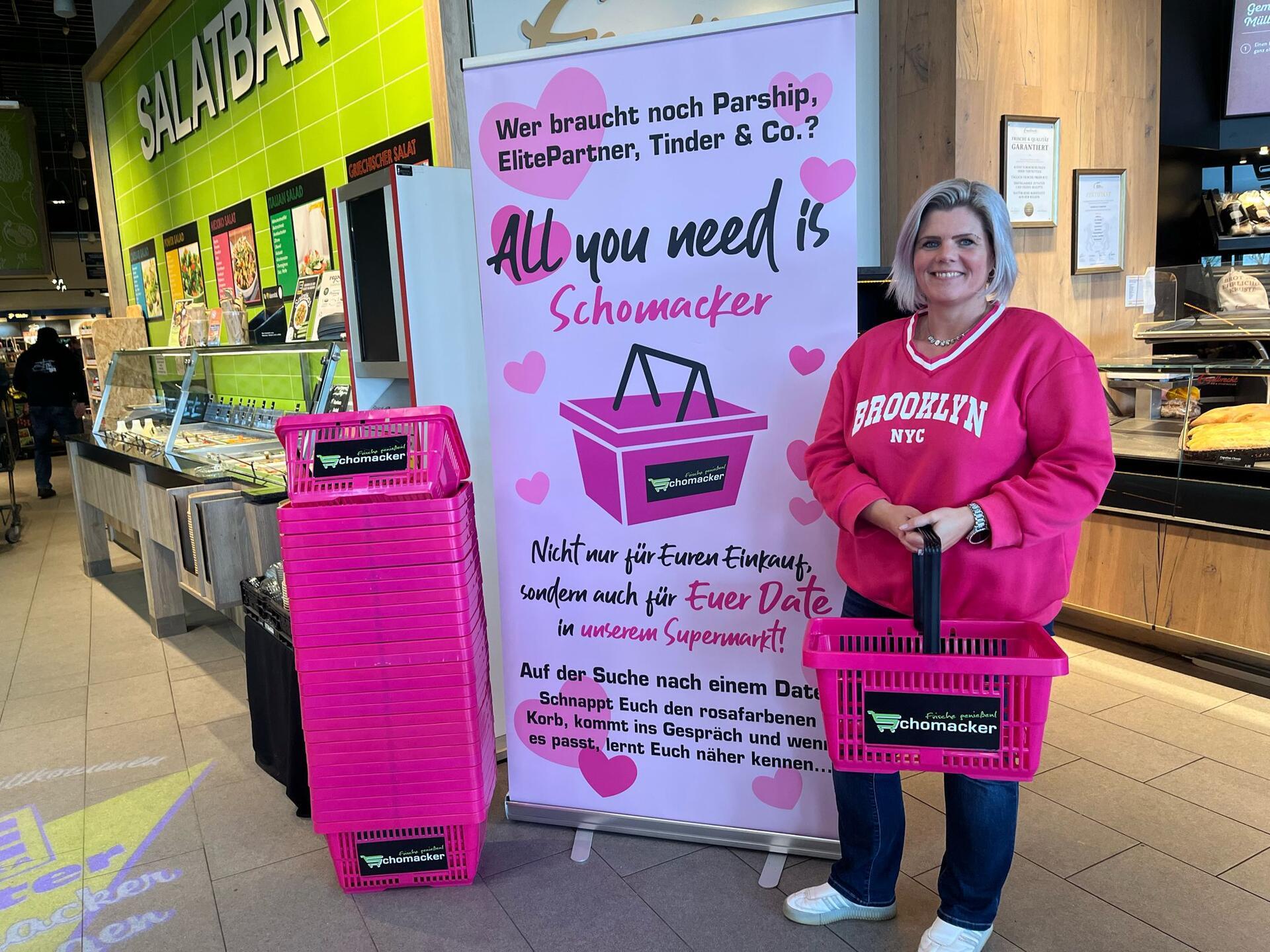 Relana Behrens kann sich vorstellen, einen Partner bei Edeka durch die pinken Körbe kennenzulernen. Kurz vor der Idee lernte sie allerdings jemanden kennen.
