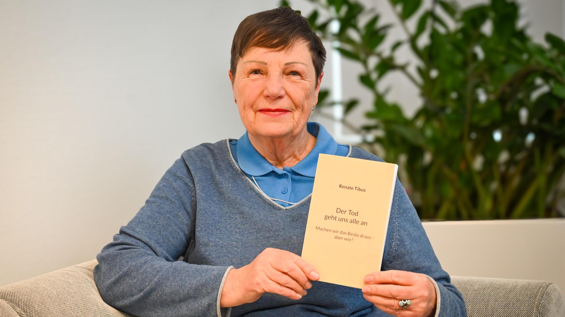 Renate Tibus liest am Freitag im Piccolo Teatro erstmals aus ihrem neuen Buch „Der Tod geht uns alle an“.