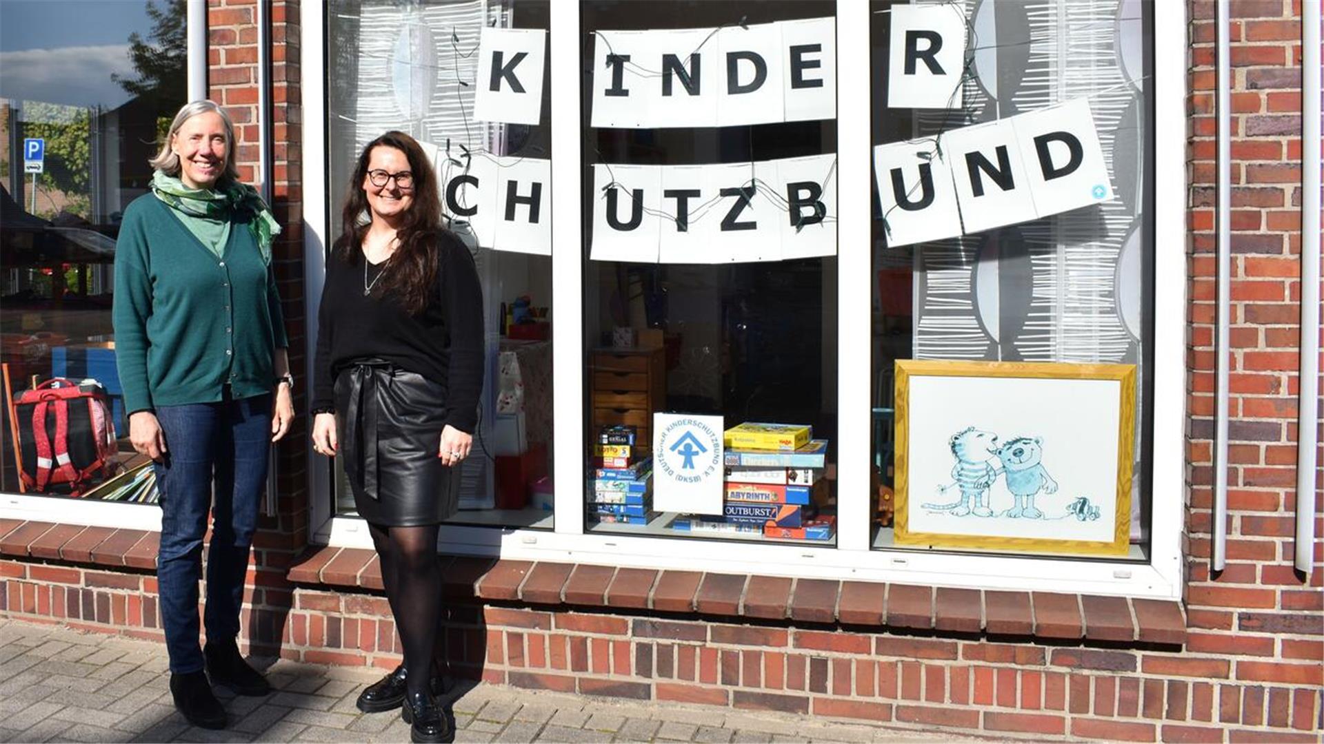 Zwei Frauen vor einem Schaufenster