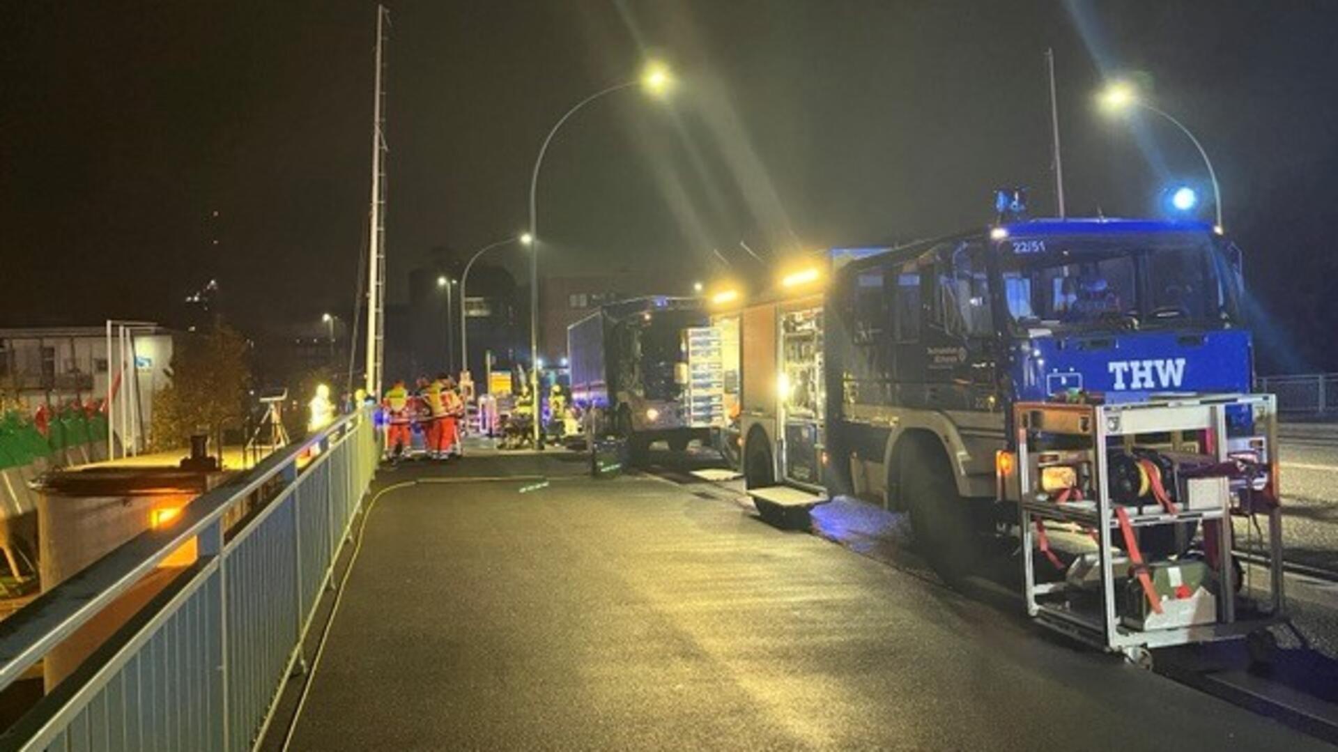 Übungseinsatz auf der Kennedybrücke: THW und Rettungsdienste probten am Abend die Rettung von fünf Verschütteten. Die Brücke war dafür teils gesperrt.