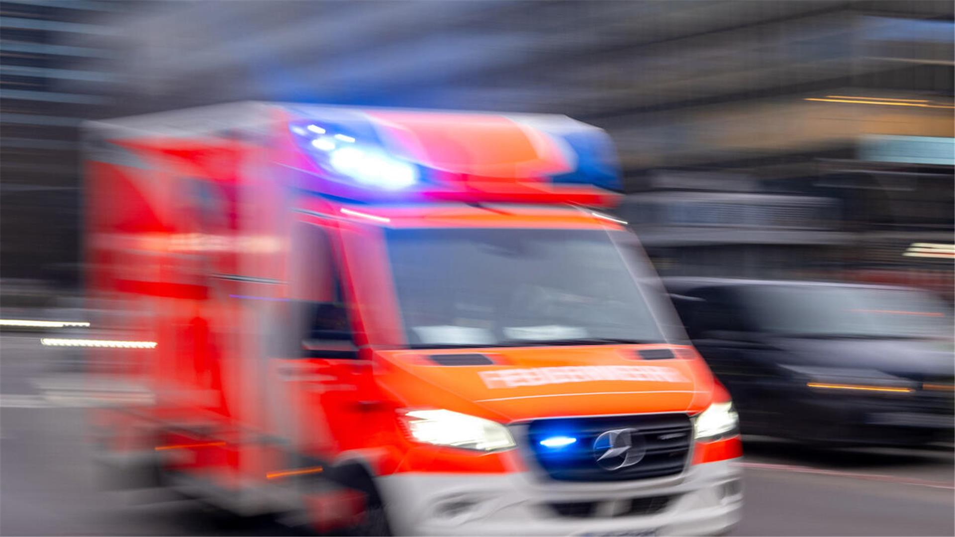 ARCHIV - 08.02.2024, Berlin: Ein Rettungswagen der Feuerwehr fährt mit Blaulicht zum Einsatz (Aufnahme mit Langzeitbelichtung). (zu dpa: «83-Jährige prallt mit Auto gegen Mauer - schwer verletzt») Foto: Monika Skolimowska/dpa +++ dpa-Bildfunk +++