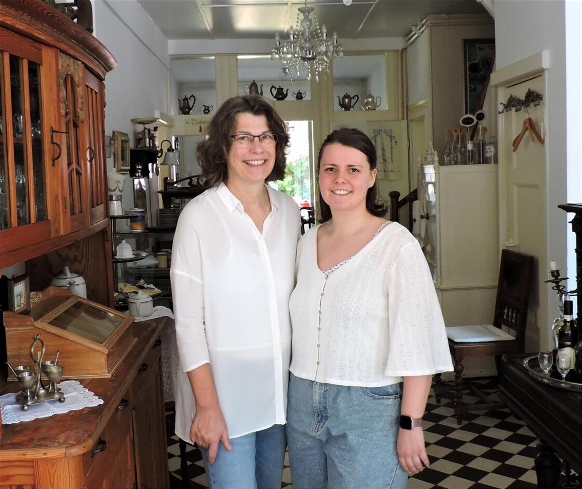 Ricarda Behrens (rechts) mit ihrer Mutter Anja im Flur des Germelmann Cafés.