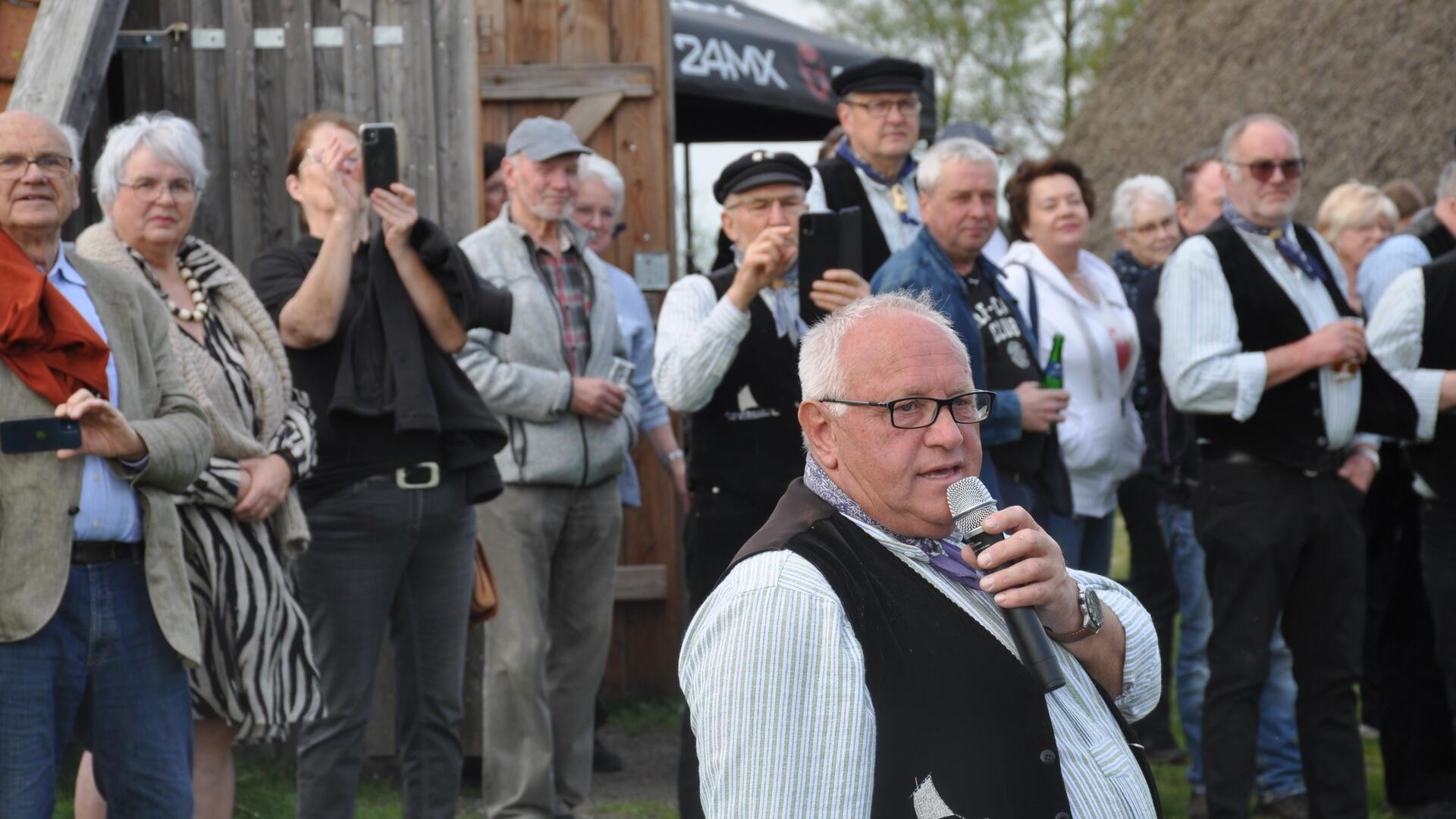 Richard Henning, Vorsitzender von "Findorffs Erben", freut sich über den großen Zuspruch von Bürgerinnen und Bürgern für die feierliche Taufe des neuen Torfkahns.