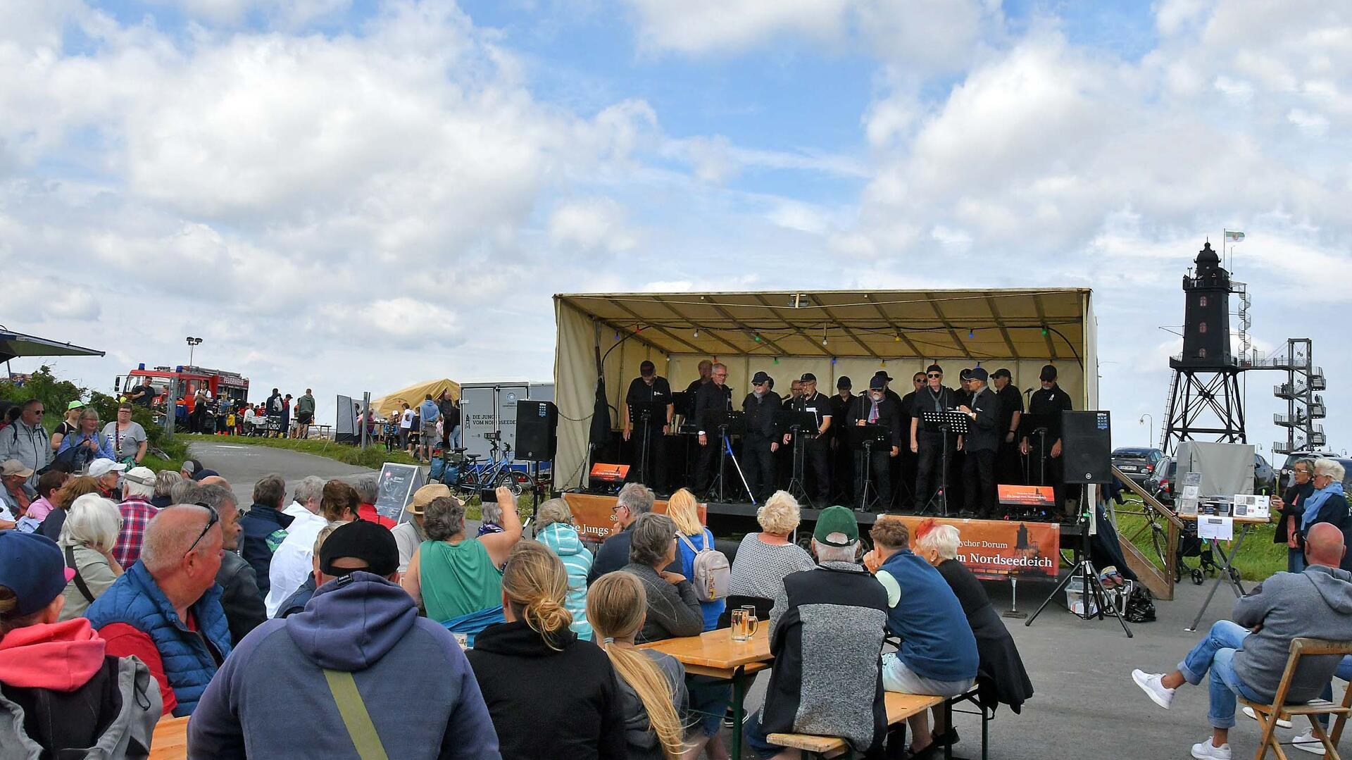 Richtig gute Stimmung verbreiteten die "Jungs vom Nordseedeich". Als dann noch das Lied vom Obereversand ertönte, waren die Zuschauer allesamt begeistert. 