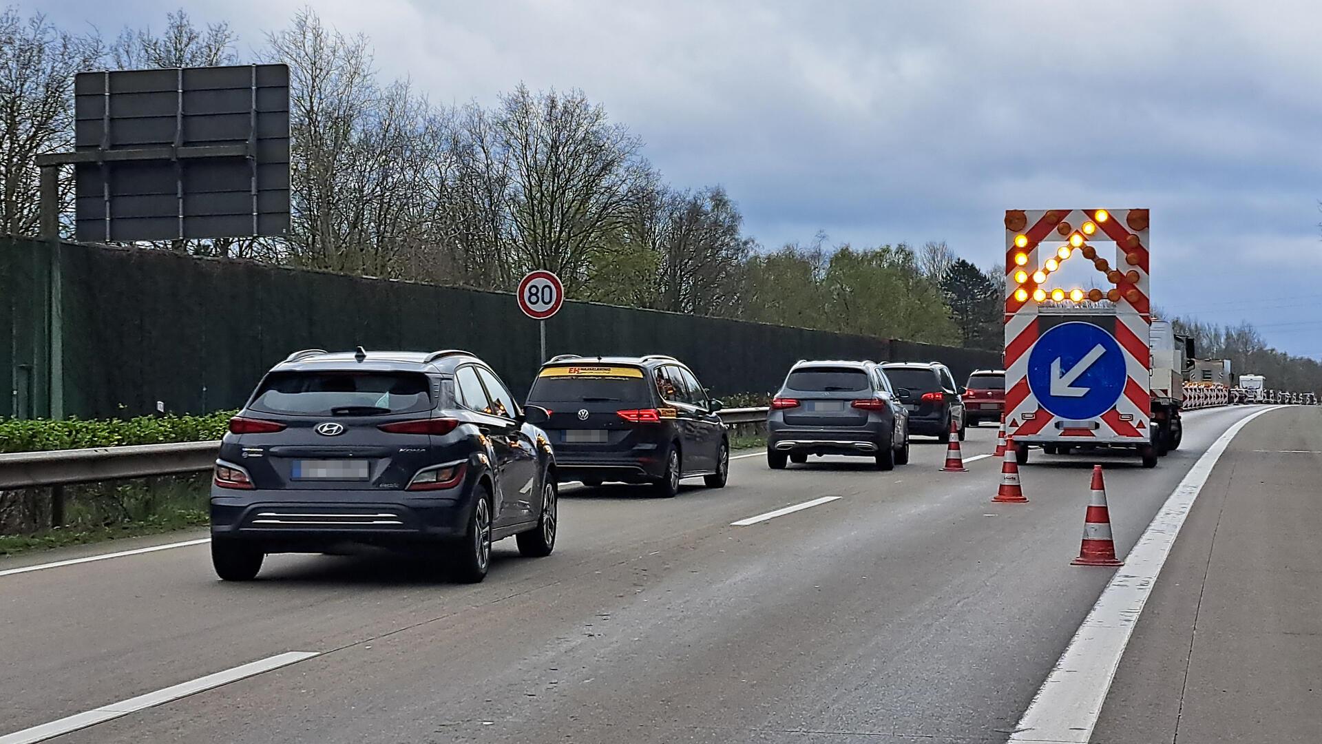 Richtung Bremen wird der Verkehr kurz vor der A27-Abfahrt Bremerhaven-Wulsdorf auf die linke Spur verengt. 