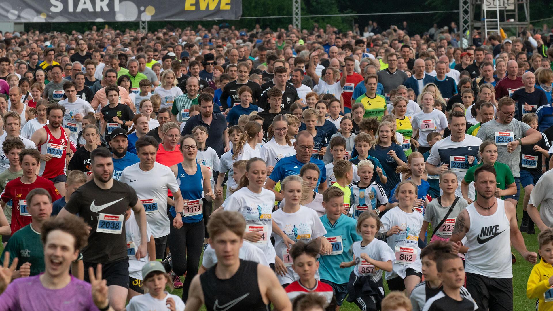 sehr viele Menschen in Sportbekleidung laufen zusammen.