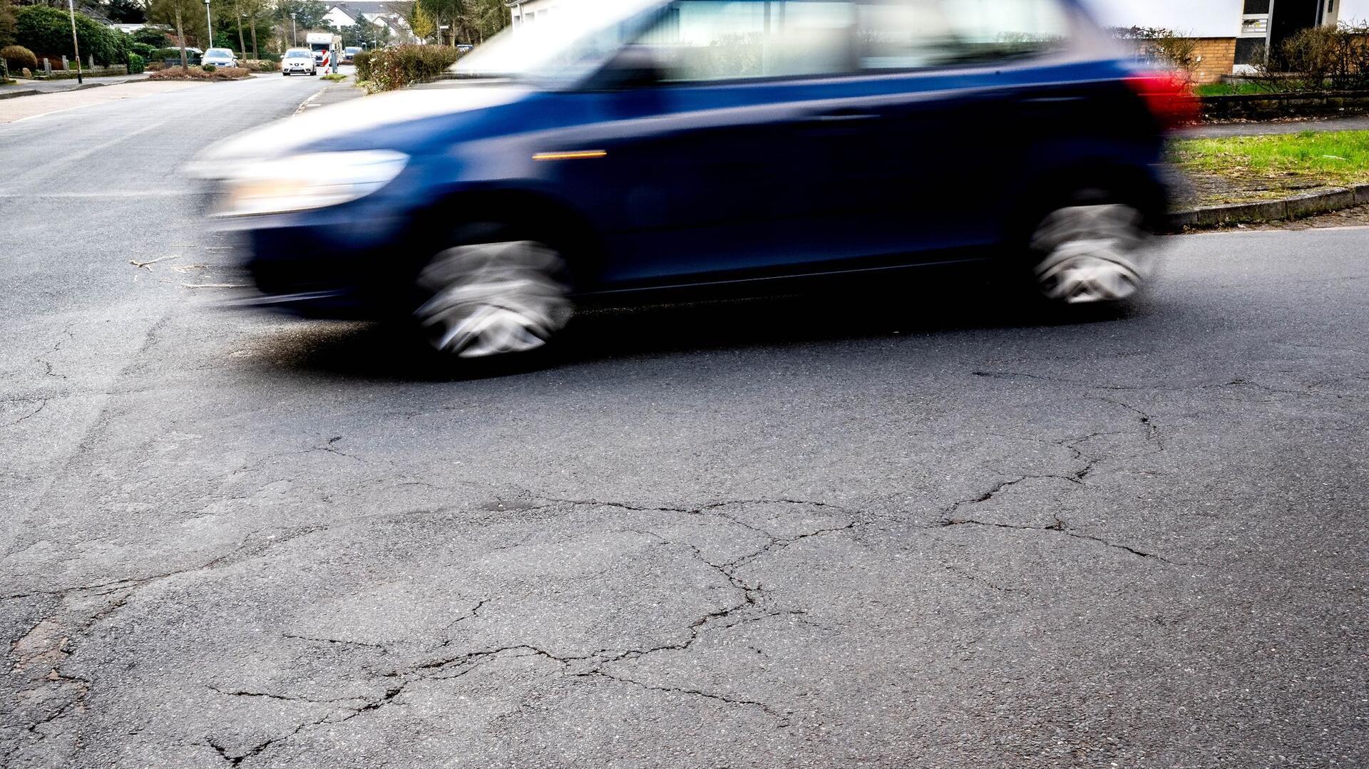 Risse im Asphalt einer Straßen in der Innenstadt von Verden.