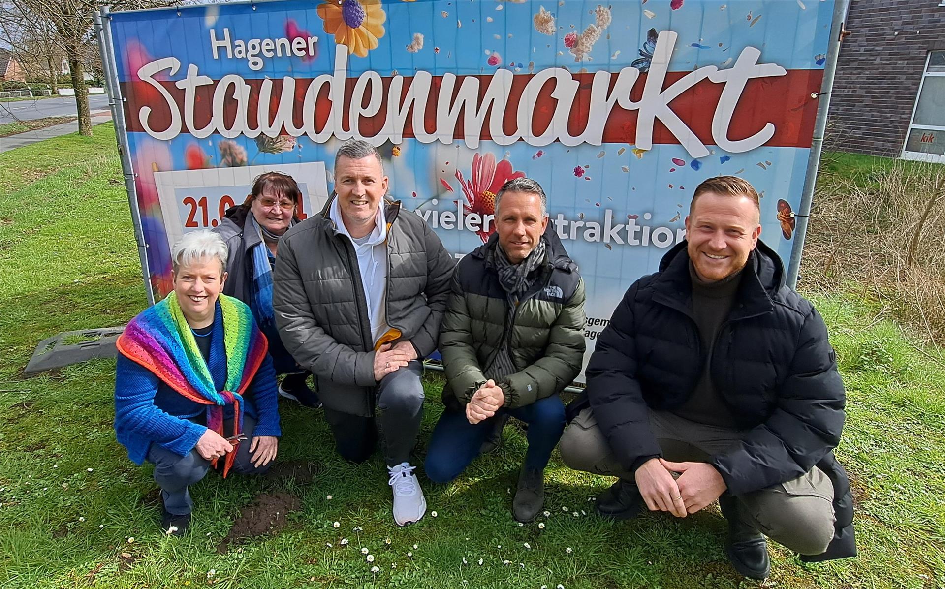 Rita Hogrewe (v.l.), Doris Walleit, Andreas Dullweber, Stefan Wesenberg und Nico Zschaler von der Unternehmergemeinschaft bereiten den Staudenmarkt vor. 