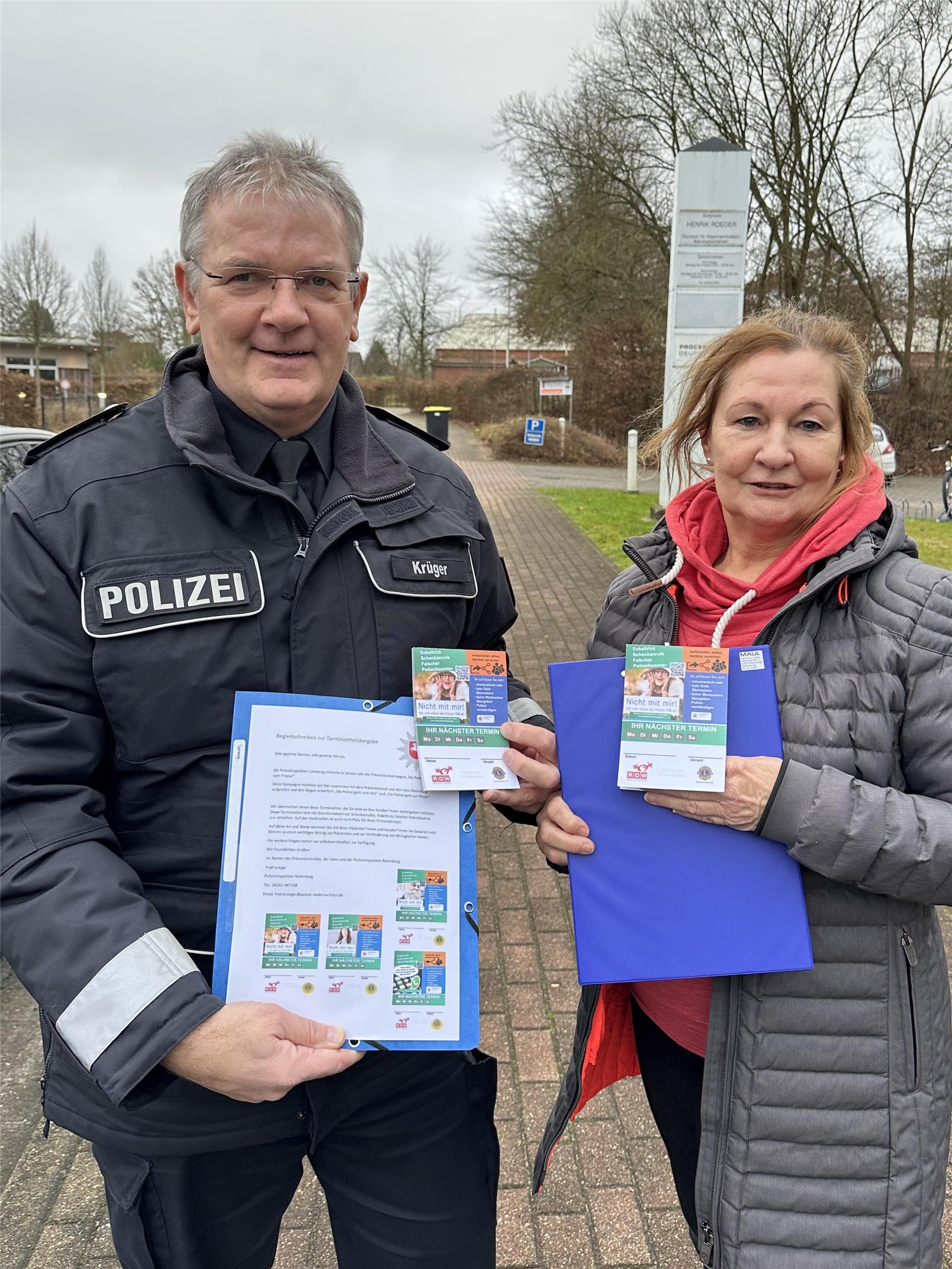  Rita Toll und Fred Krüger halten Terminzettel gegen Betrüger in ihren Händen. 