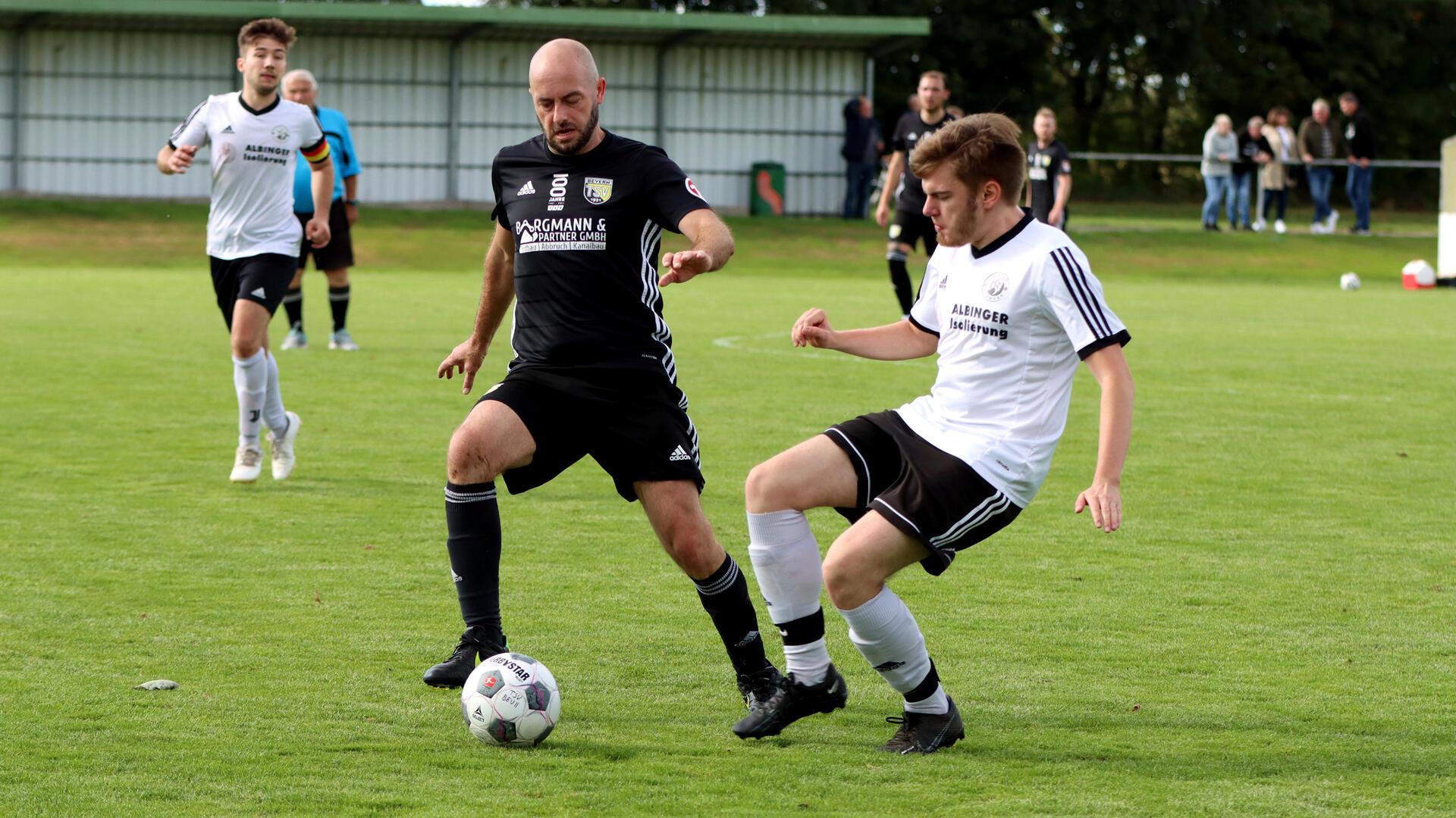 Routinier Jan Peper (li.) war der Stabilisator vor der Abwehr.