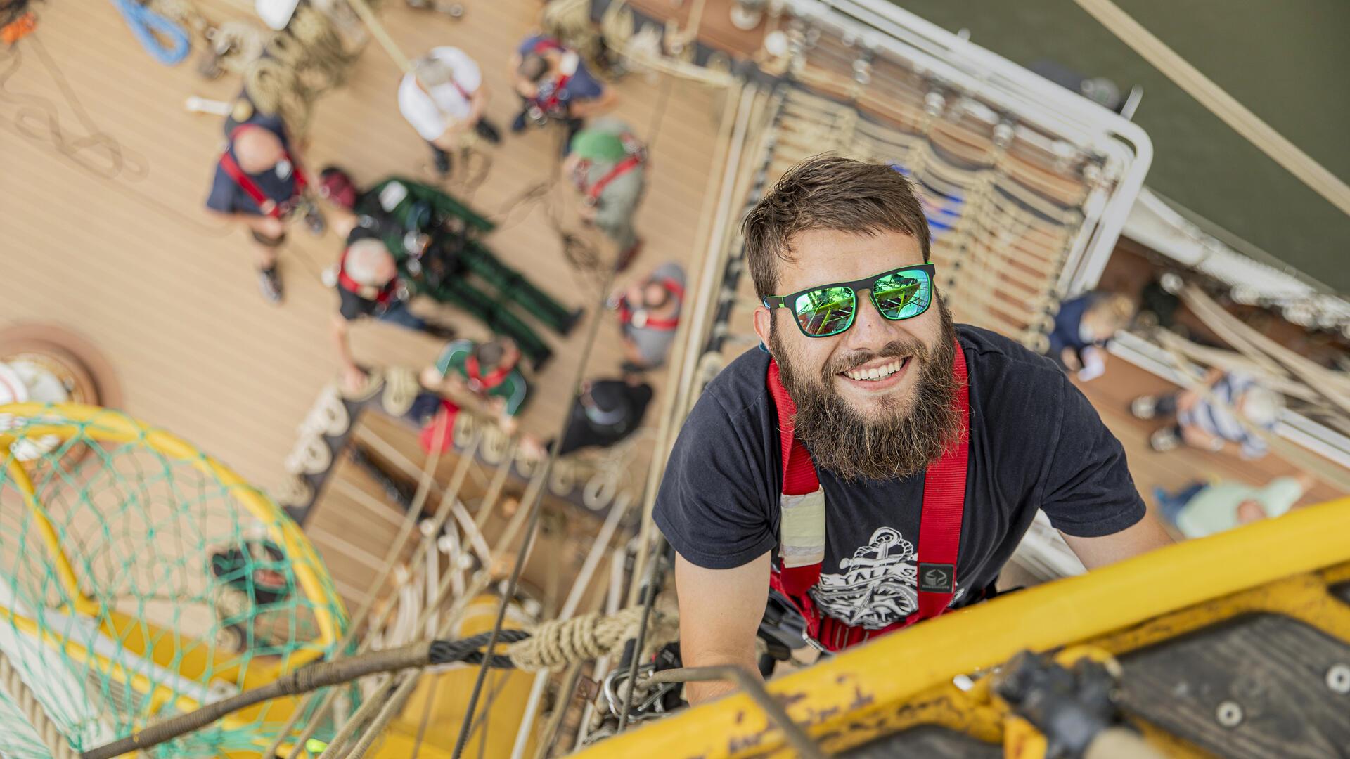 „Rüdiger“ liegt gerettet an Deck, dann kann Leichtmatrose Patrick Vetter wieder abentern vom Mast.