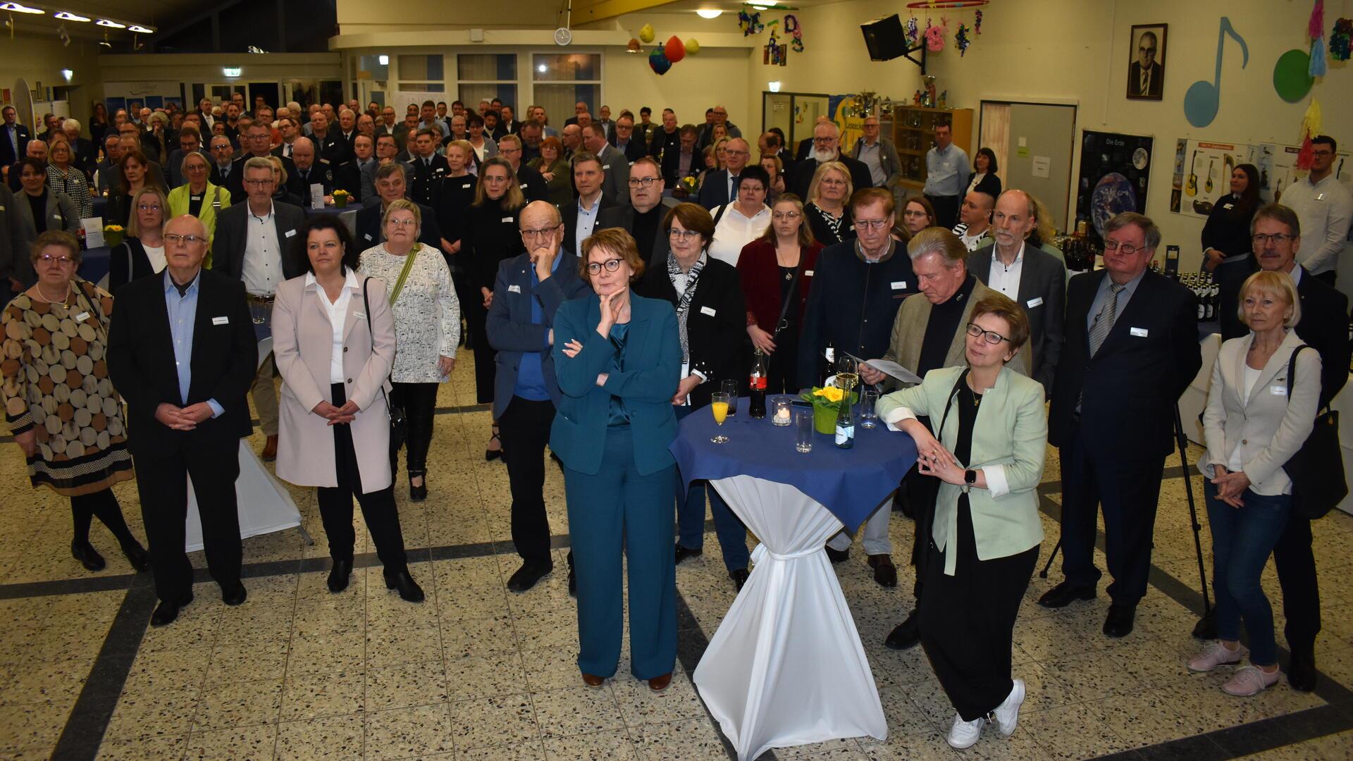 Rund 100 Besucher, darunter etliche Politiker, kamen zum Gästeabend der Gemeinde Schiffdorf, die in diesem Jahr ihren 50. Geburtstag feiert.