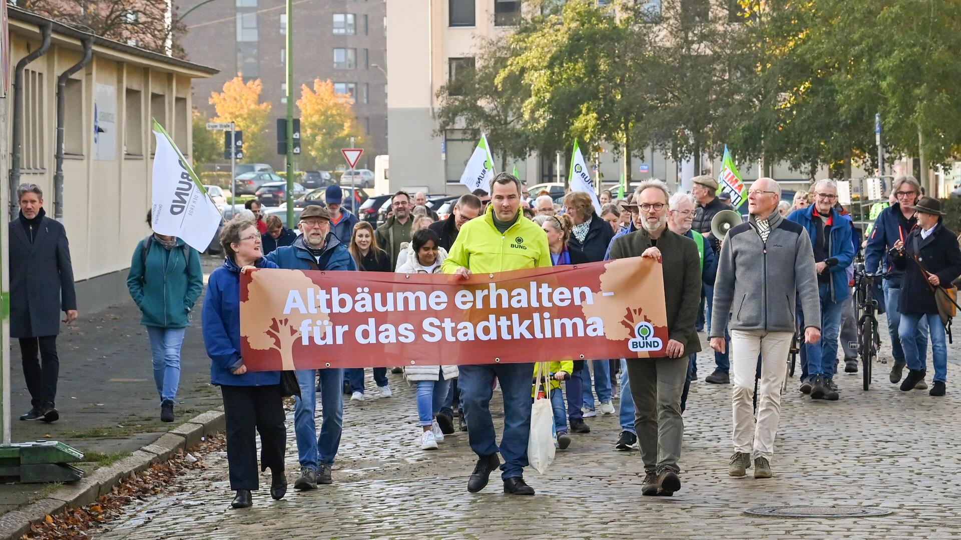 BUND und Partner riefen zur Demo gegen die Fällung alter Bäume an der Bogenstraße auf. 