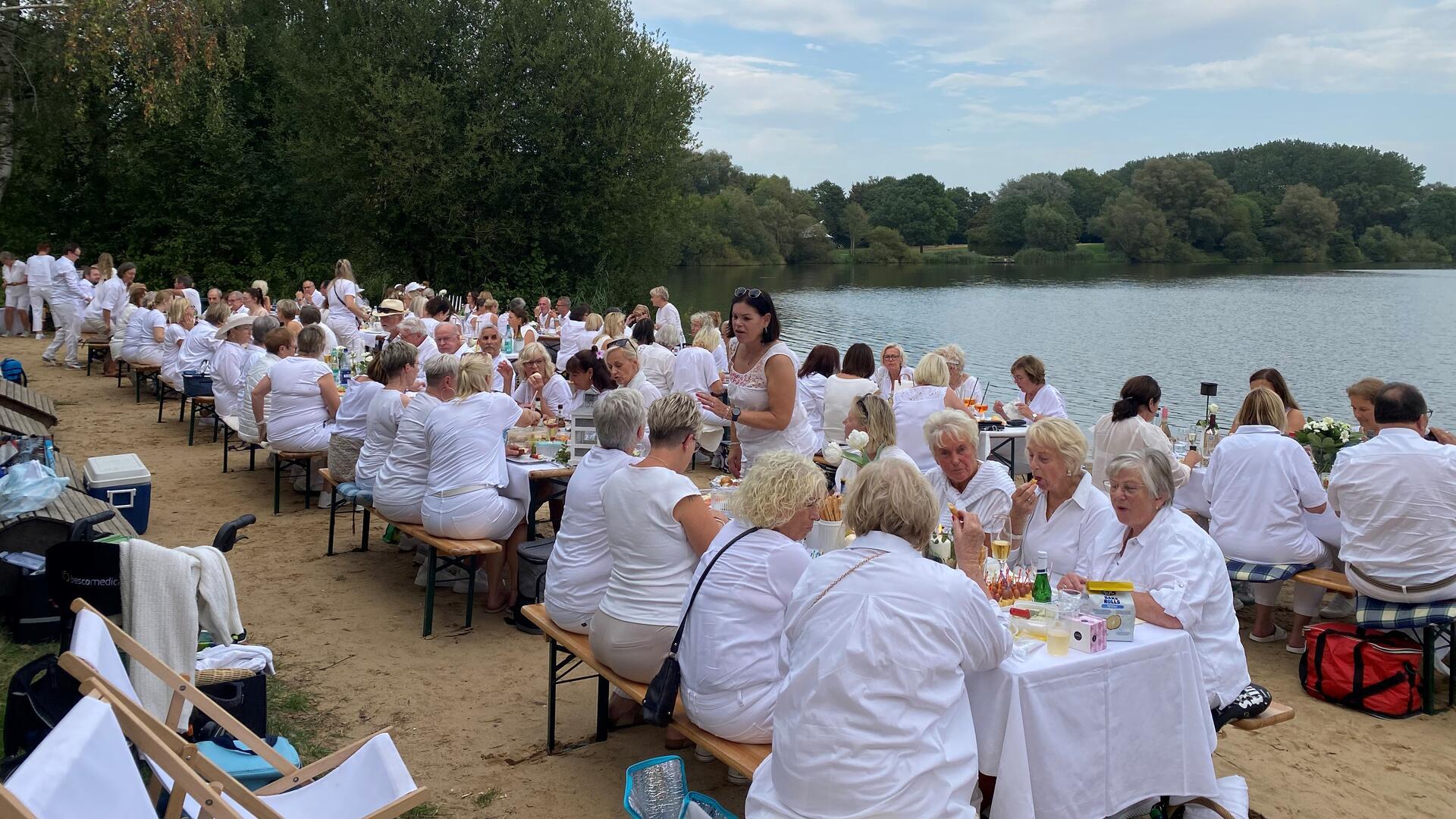 Rund 100 Teilnehmer waren am Freitagabend beim White Dinner am Vörder See dabei.