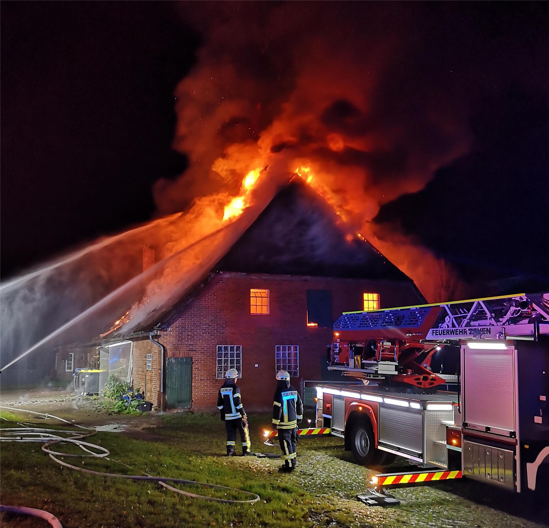 Rund 120 Einsatzlräfte kämpften stundenlang gegen die Flammen.