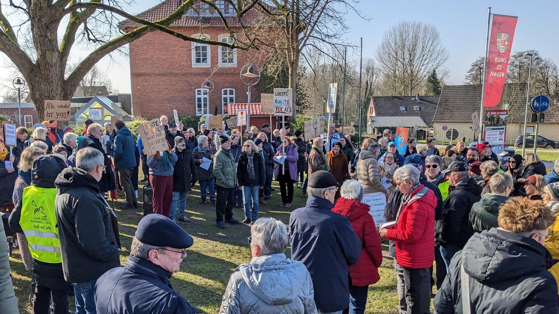 Rund 150 Hagener trafen sich am Rathaus zur Kundgebung der „Omas gegen Rechts". Sie warben für Demokratie, sprachen sich gegen Hass und Hetze aus. 