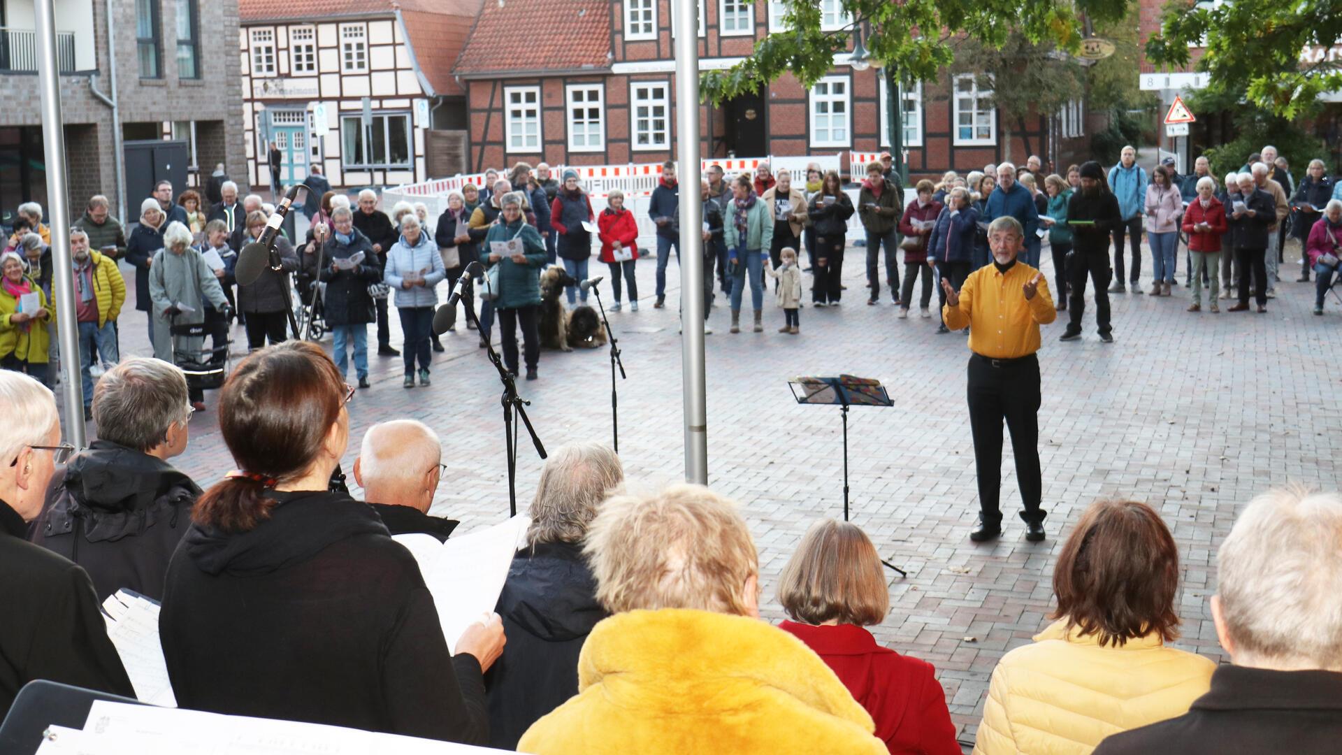 Rund 200 Menschen sind zusätzlich zum Chor auf den Platz vor dem Rathaus kommen.