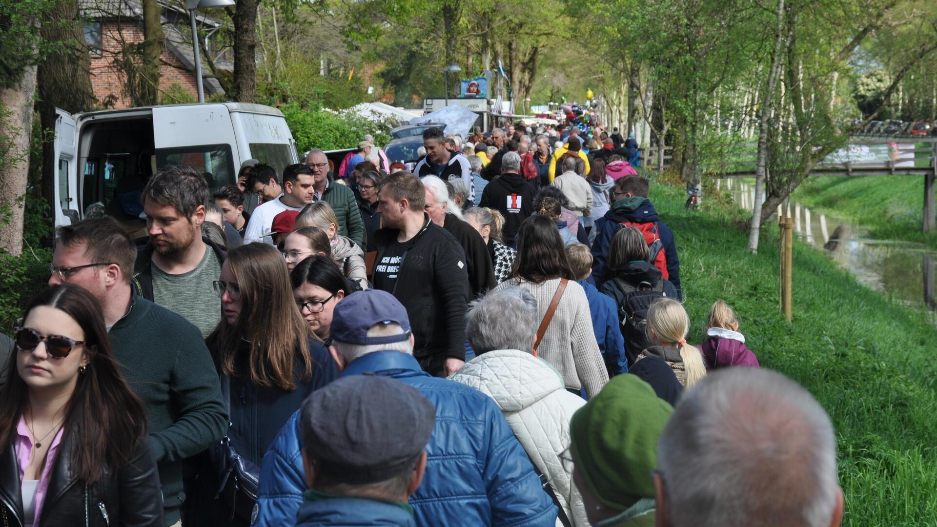 Rund 20.000 Menschen genießen wieder den Trubel am Oste-Hamme-Kanal, zumal das Wetter viel besser als erwartet ist.