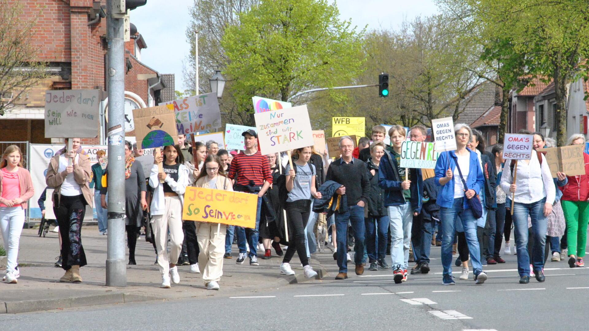 Rund 300 Menschen demonstrierten an Sonnabend in Sittensen gegen Rechtsextremismus.