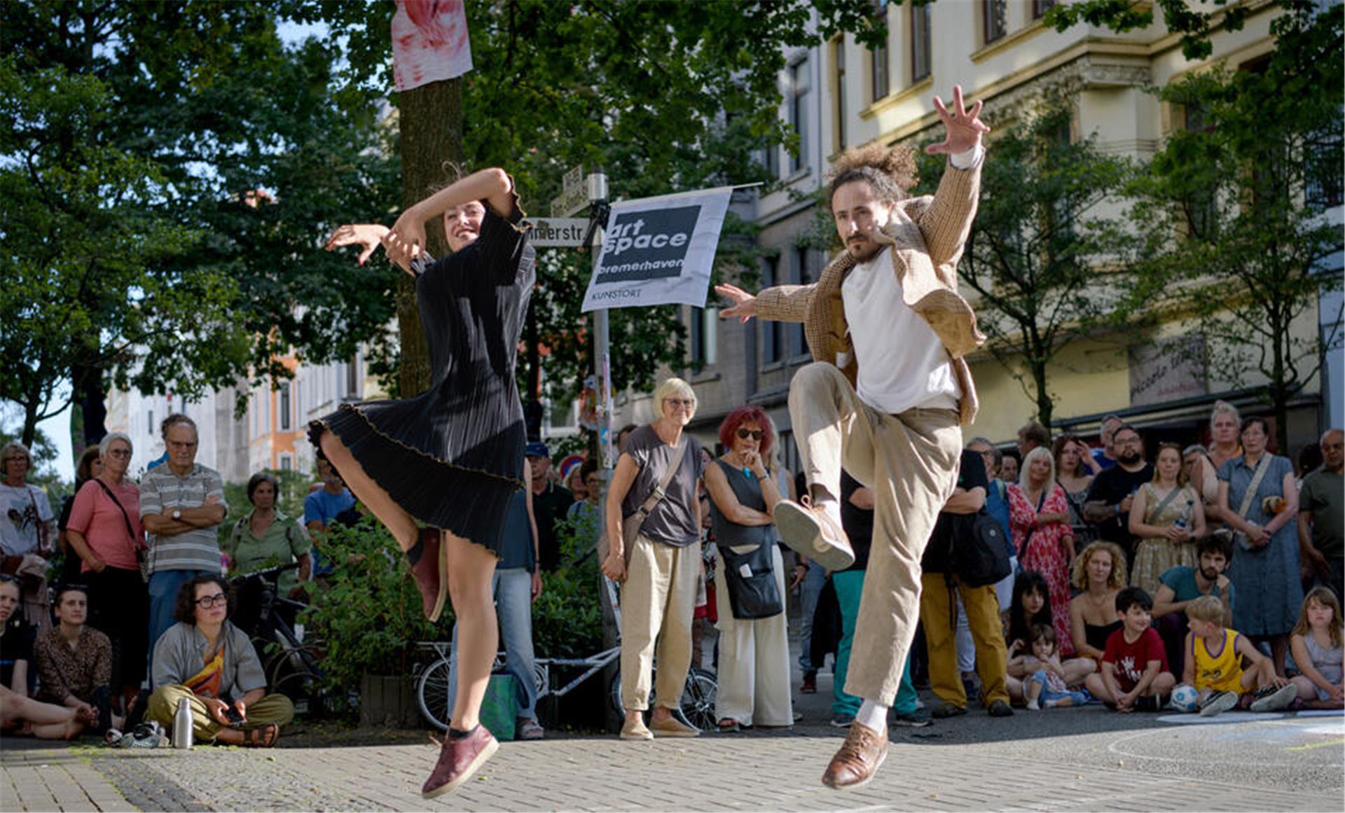 Zwei Künstler bei ihrer Performance auf dem Artspace Festival 2024 in Bremerhaven