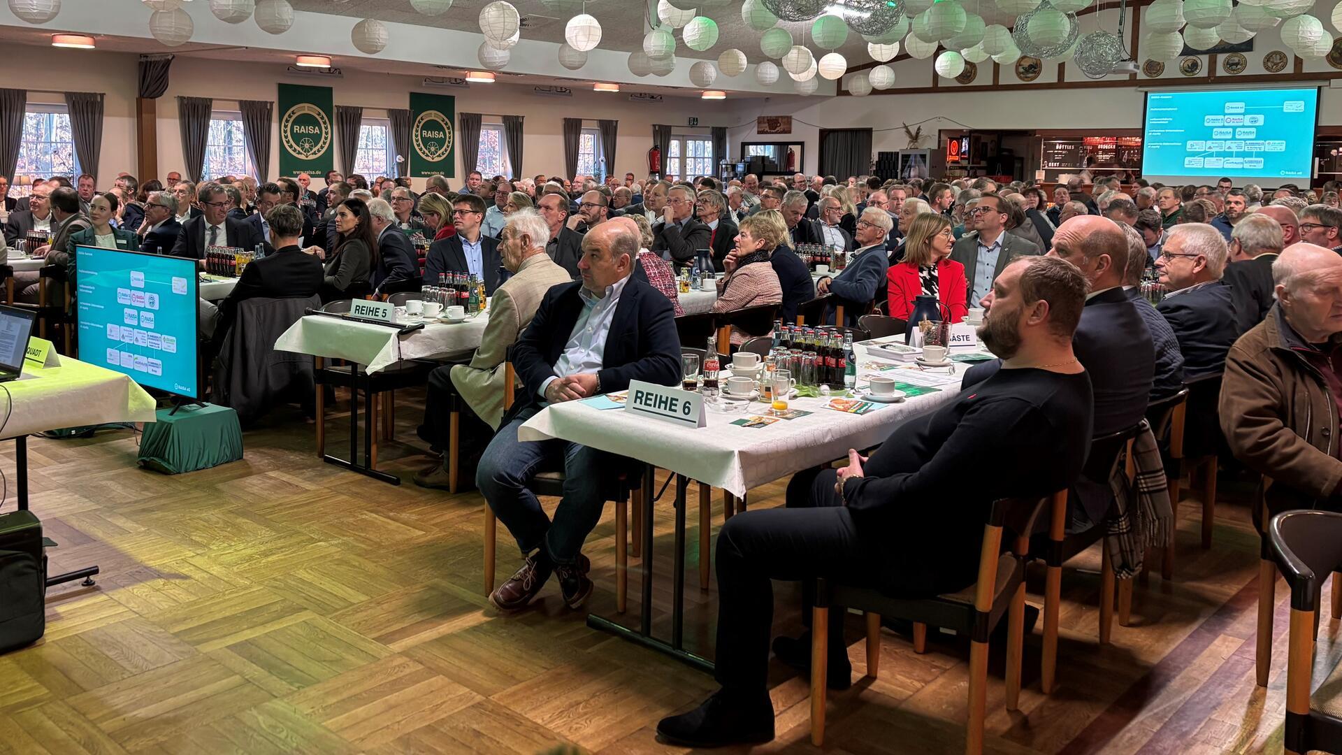 Rund 400 Personen nahmen an der Generalversammlung der Raisa in der Harsefelder Festhalle teil