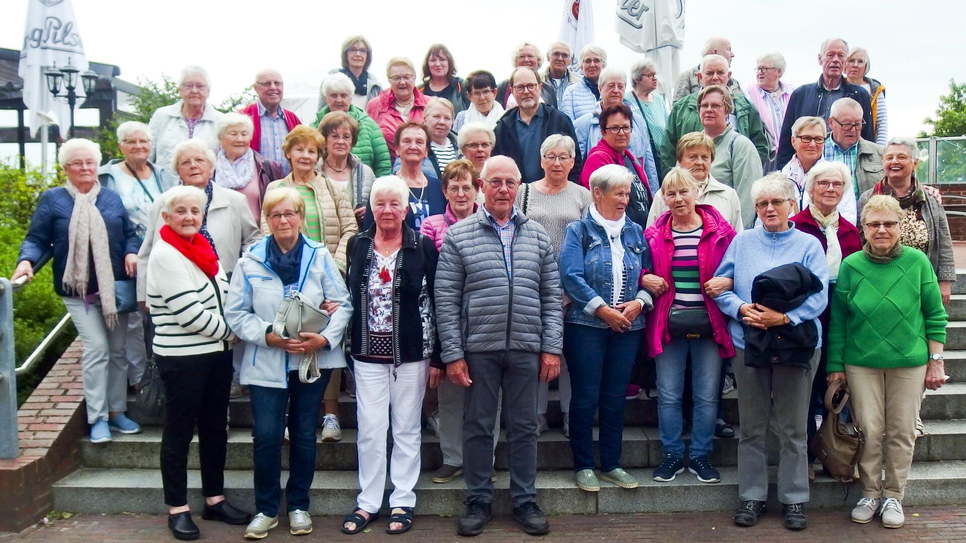 Rund 50 Mitglieder der Gnarrenburger Ortsverbände von SoVD und DRK verbrachten informative Stunden jenseits der Weser.