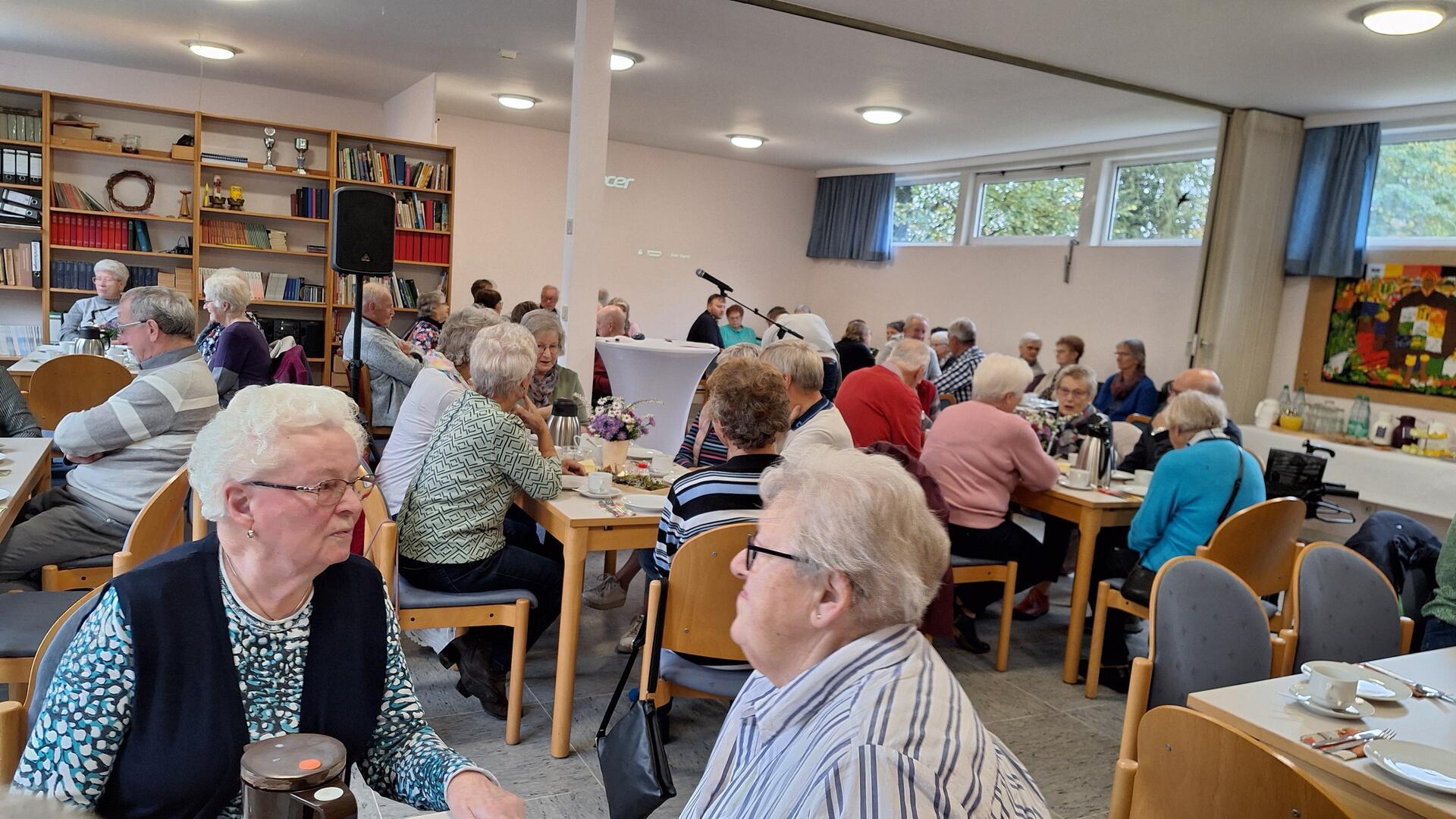 Rund 60 Personen nahmen am Gemeindefrühstück der Region "Stark wie Eine" im Kuhstedter Gemeindehaus teil.