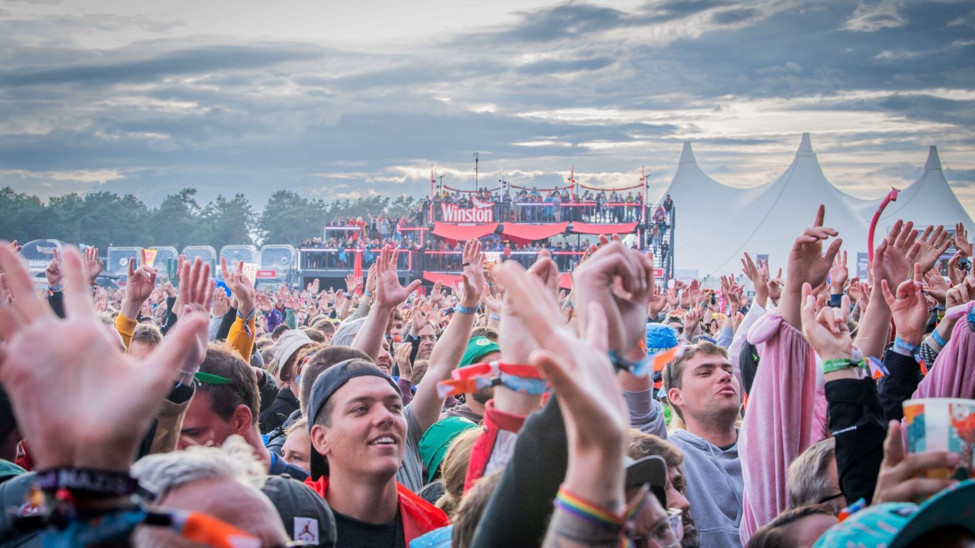 Fans jubeln beim Deichbrand-Festival in Wanhöden (Landkreis Cuxhaven).