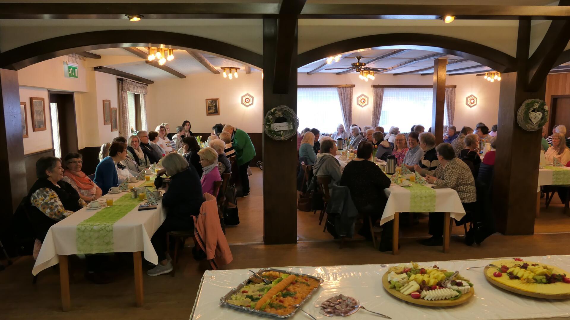 Rund 90 Landfrauen hatten sich zum Frühlingsfrühstück im Gasthof Wrieden in Mintenburg eingefunden.