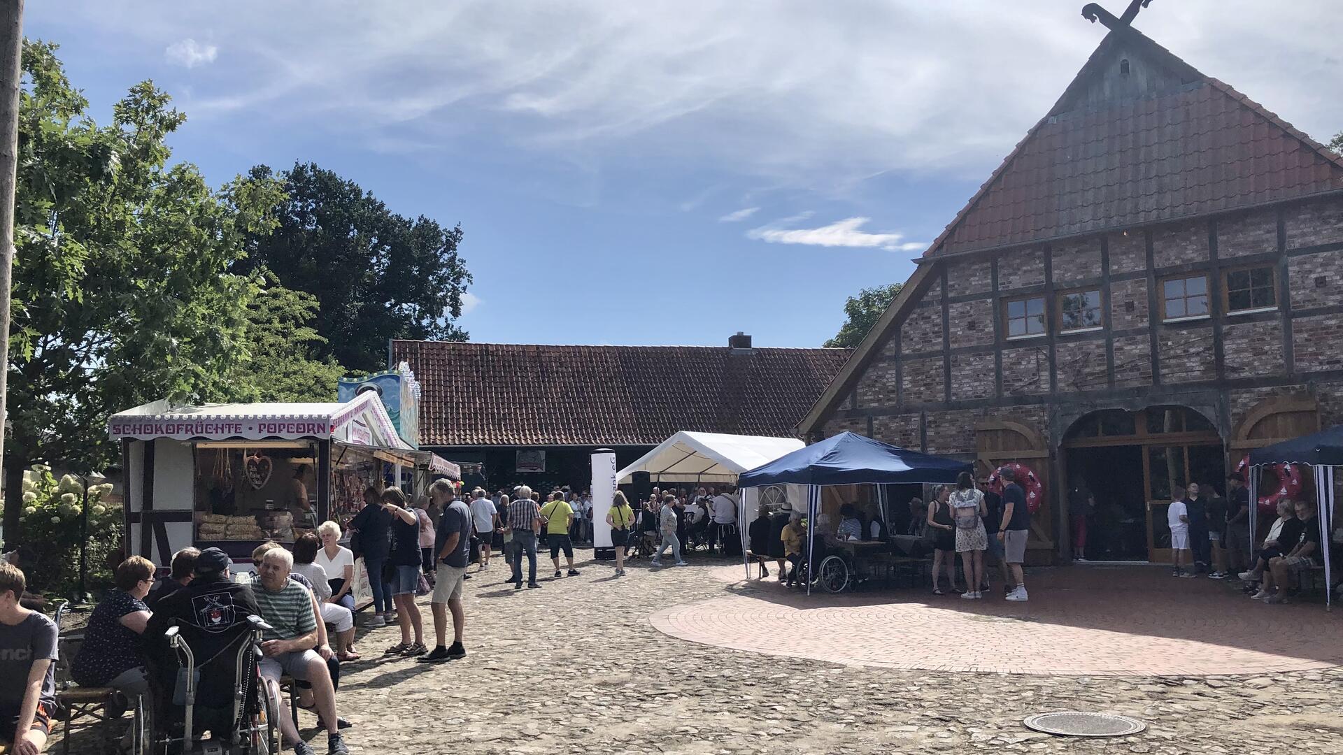 Rund um das Hesedorfer Logehuus wurde am Sonntag erstmals ein Hafenfest gefeiert. Dass es in Hesedorf gar keinen Hafen gibt, störte niemanden und tat der Stimmung keinen Abbruch.