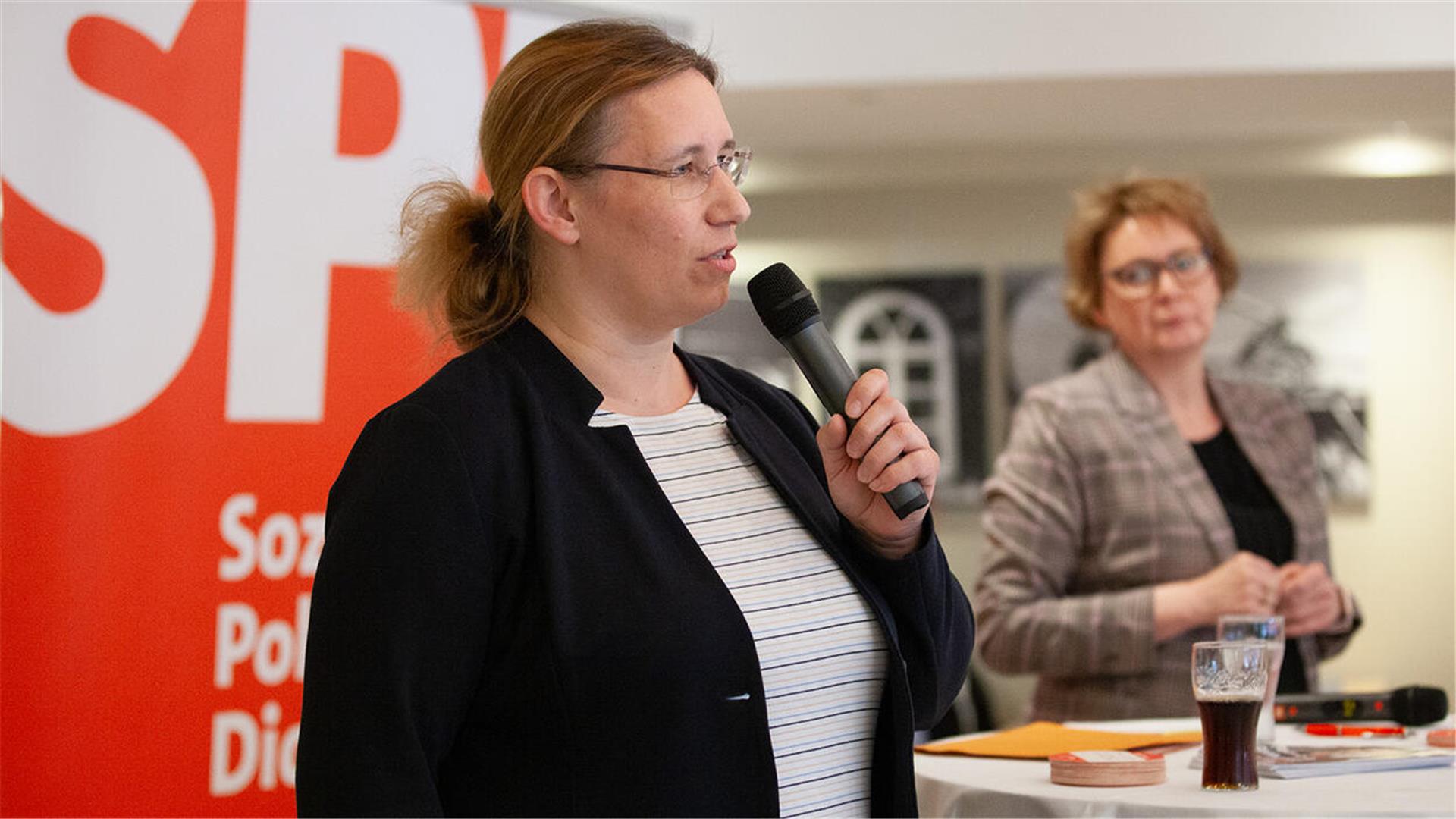 Bürgermeisterwahl Wurster Nordseeküste Bewerberin Patricia Gerhardt (li), Innenministerin Daniela Behrens, SPD