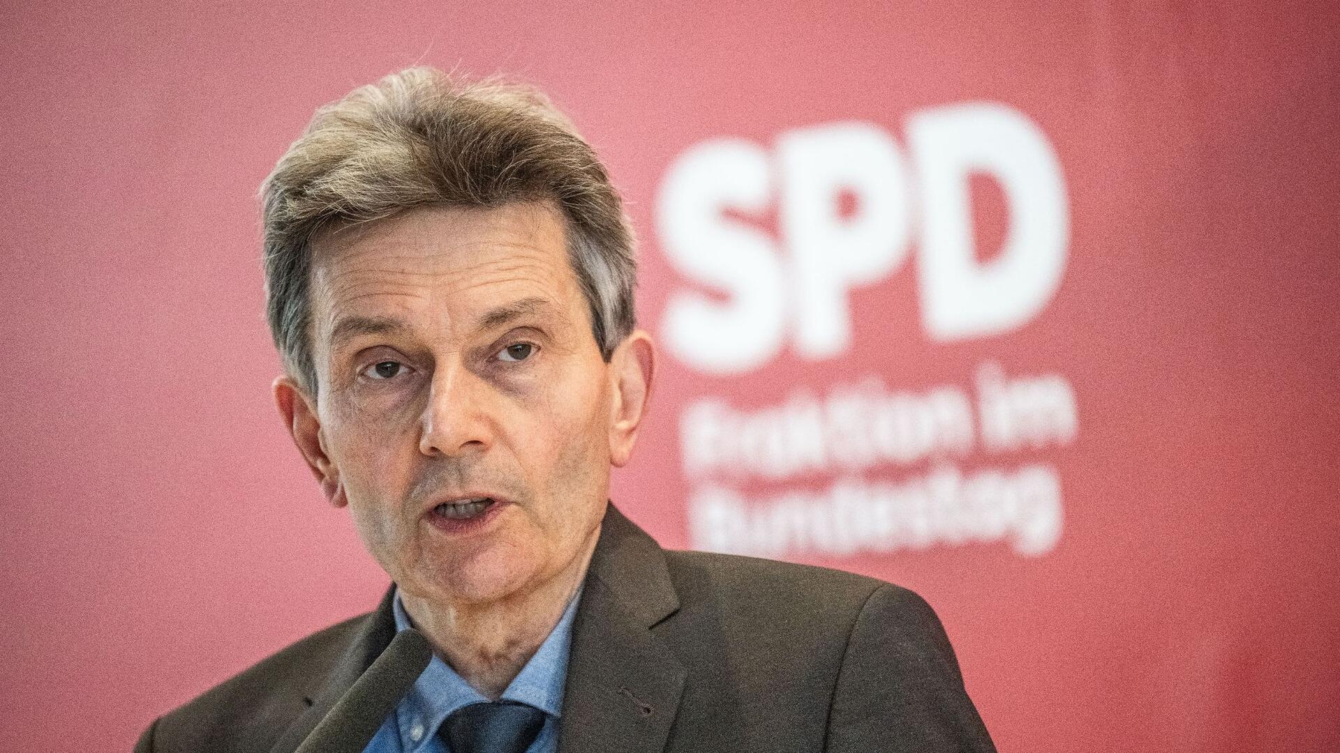 SPD-Fraktionschef Rolf Mützenich zieht eine deutliche rote Linie bei möglichen Kürzungen im Sozialsystem.