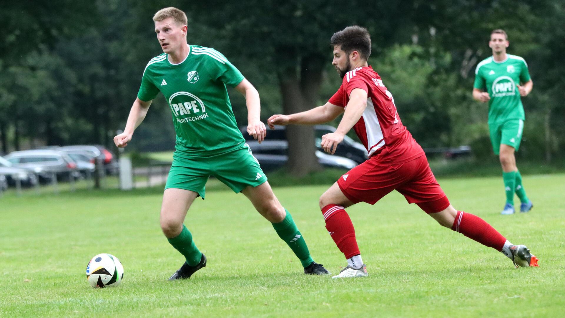 SV-Stürmer Lucas Heins - hier gegen Tobias Ropers - spielte in der Hinrunde der Saison 2021/2022 beim damaligen Oberligisten SV Hagen/Uthlede.