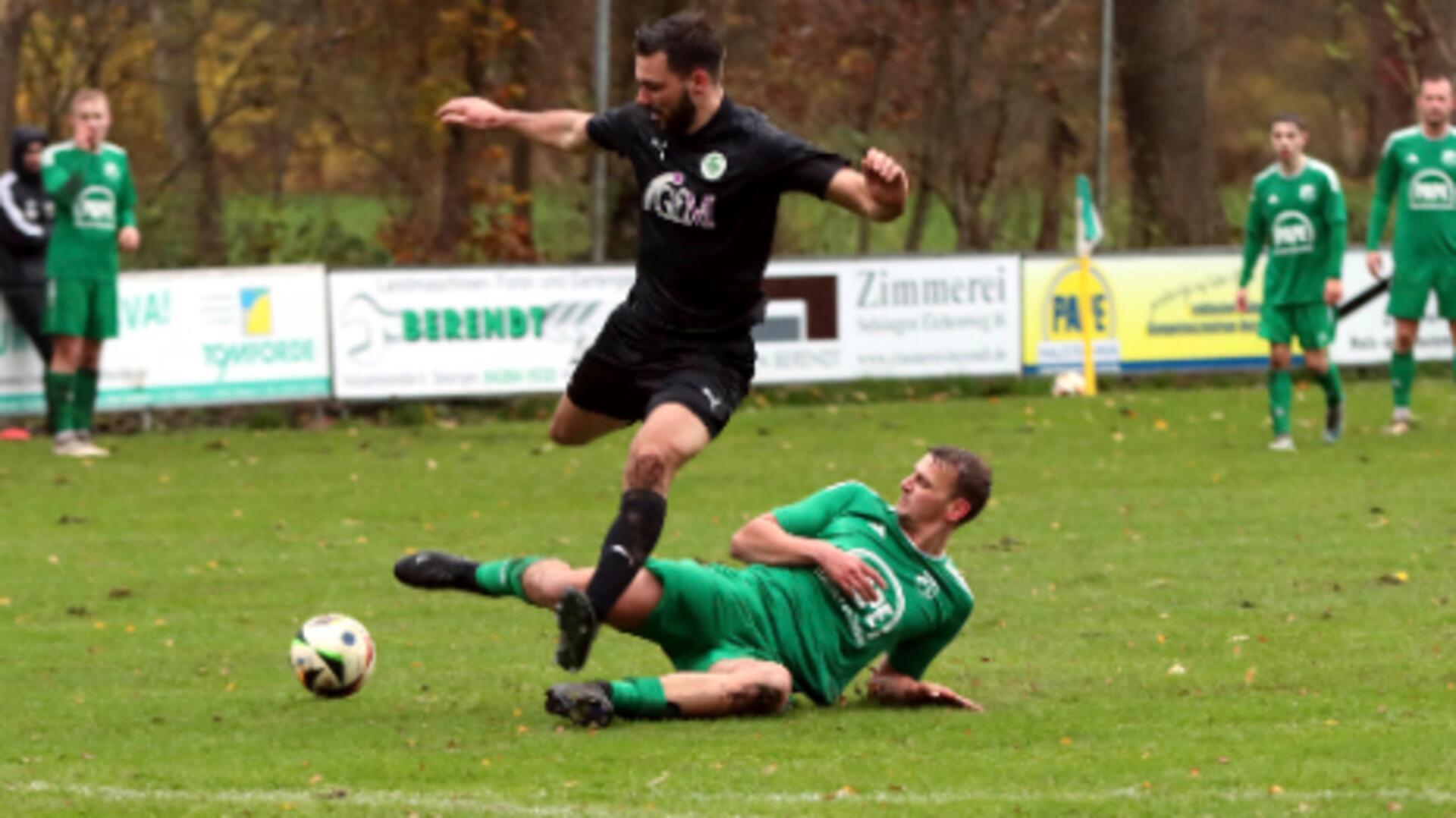 SV-Verteidiger Niels Burfeindt mit erfolgreicher Grätsche gegen den Osterholzer Torjäger Christoph Oberschelp.